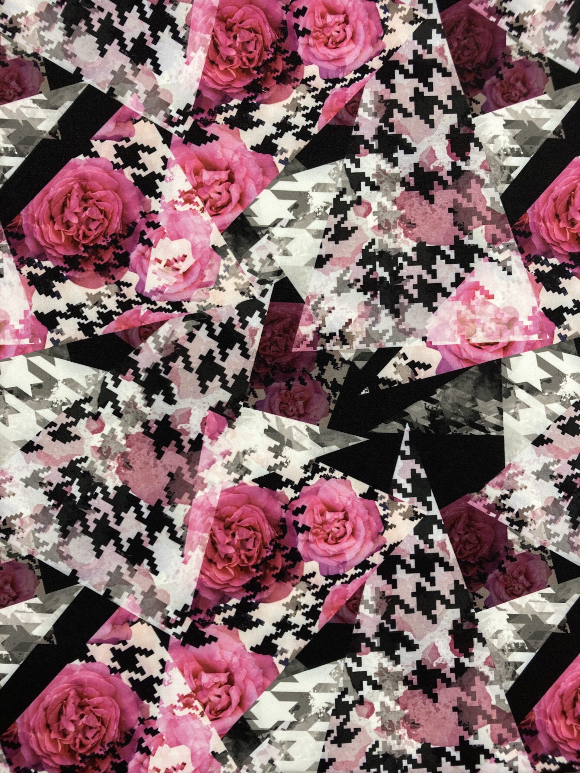 Estampado Flores Rosas y Cuadros Negros