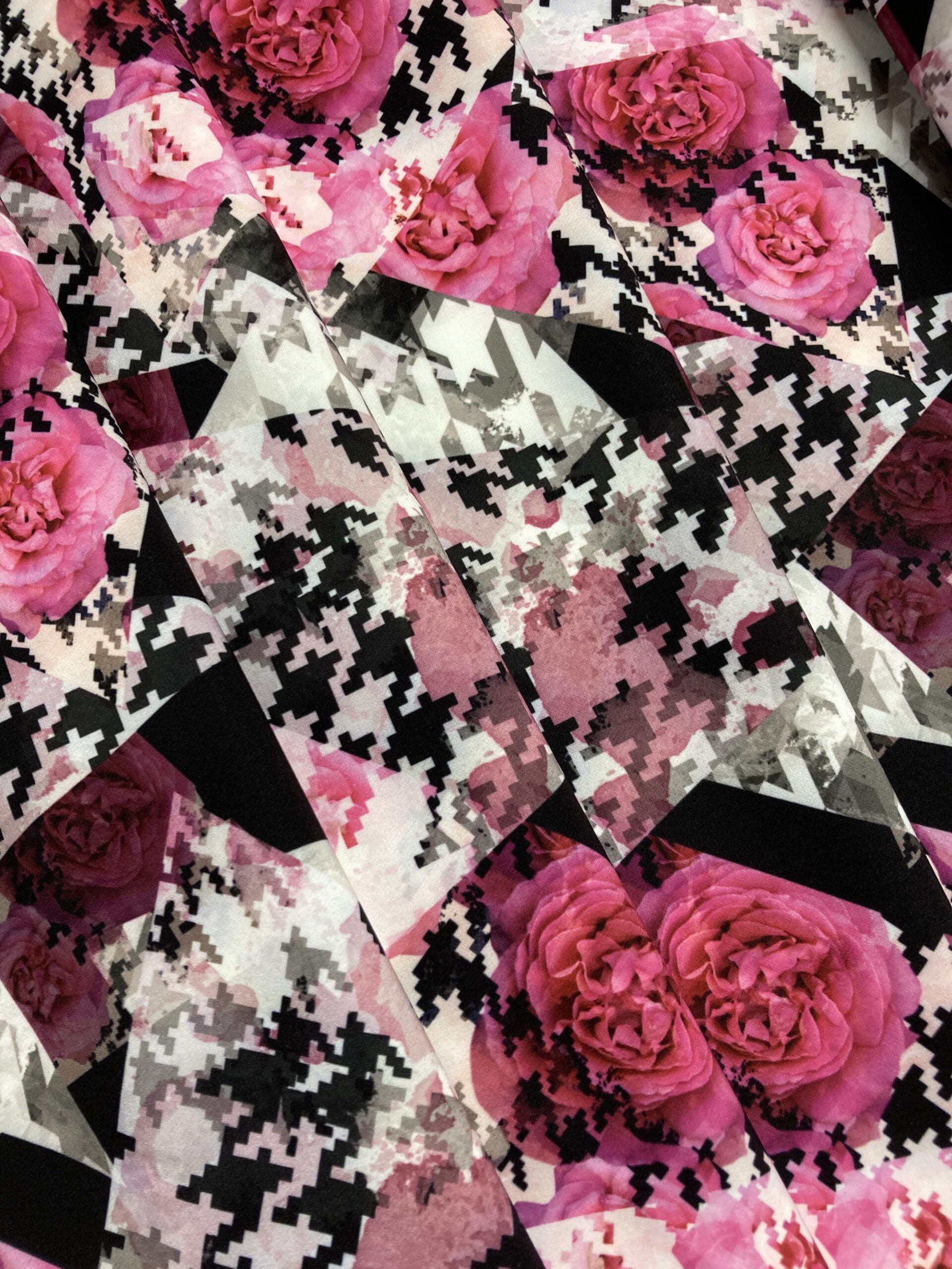 Estampado Flores Rosas y Cuadros Negros