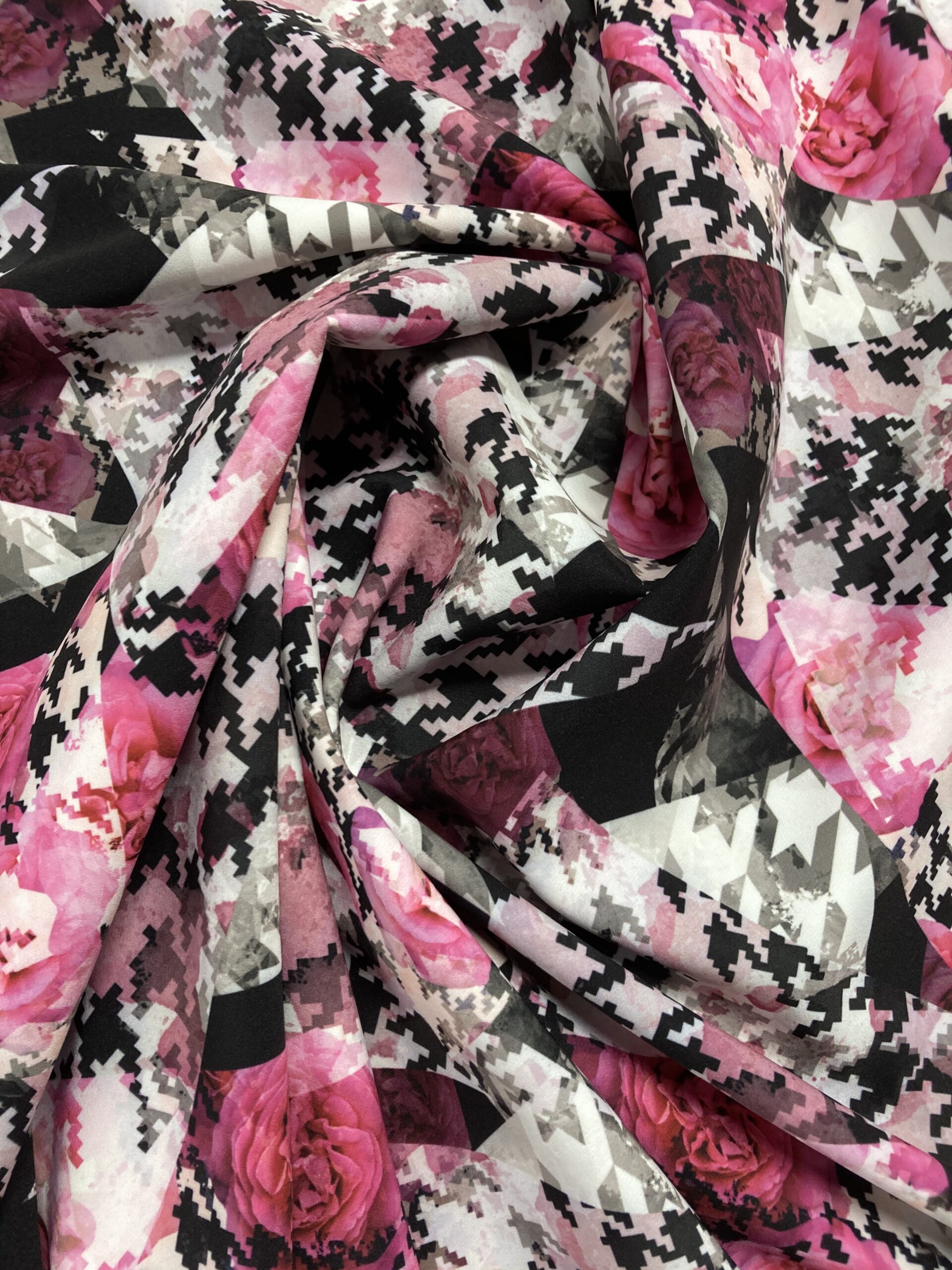 Estampado Flores Rosas y Cuadros Negros