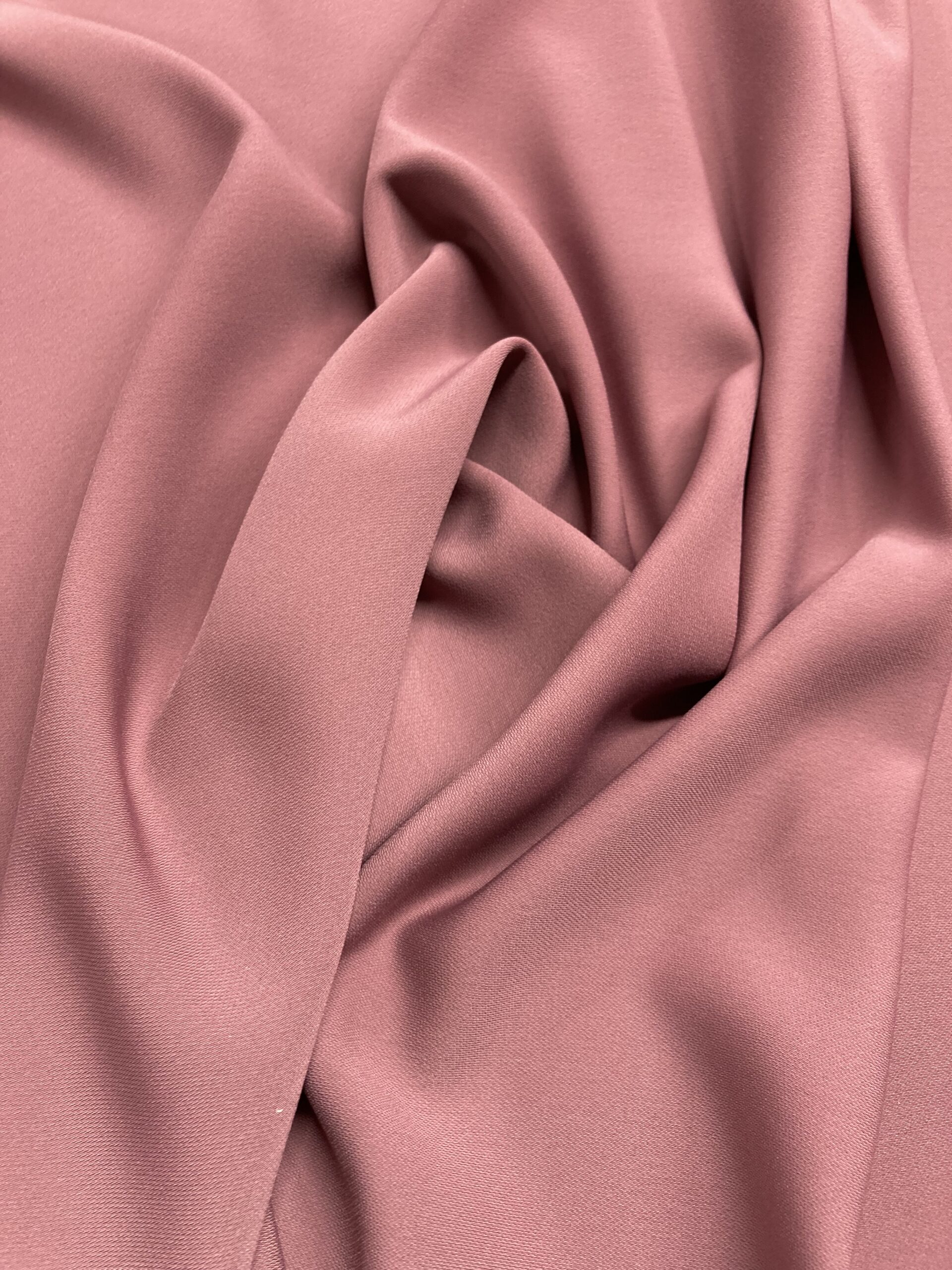 Crepé Dama maquillaje oscuro