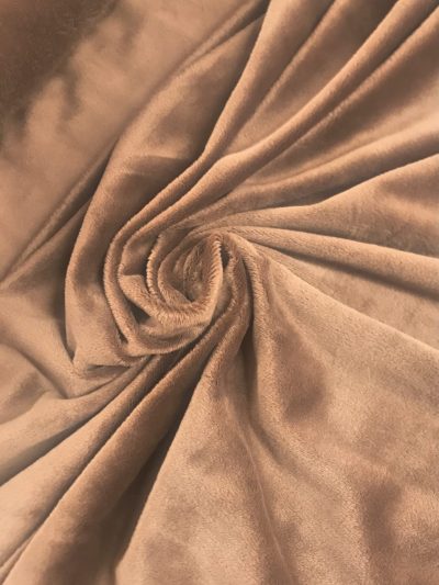 Pelo marrón corto aterciopelado