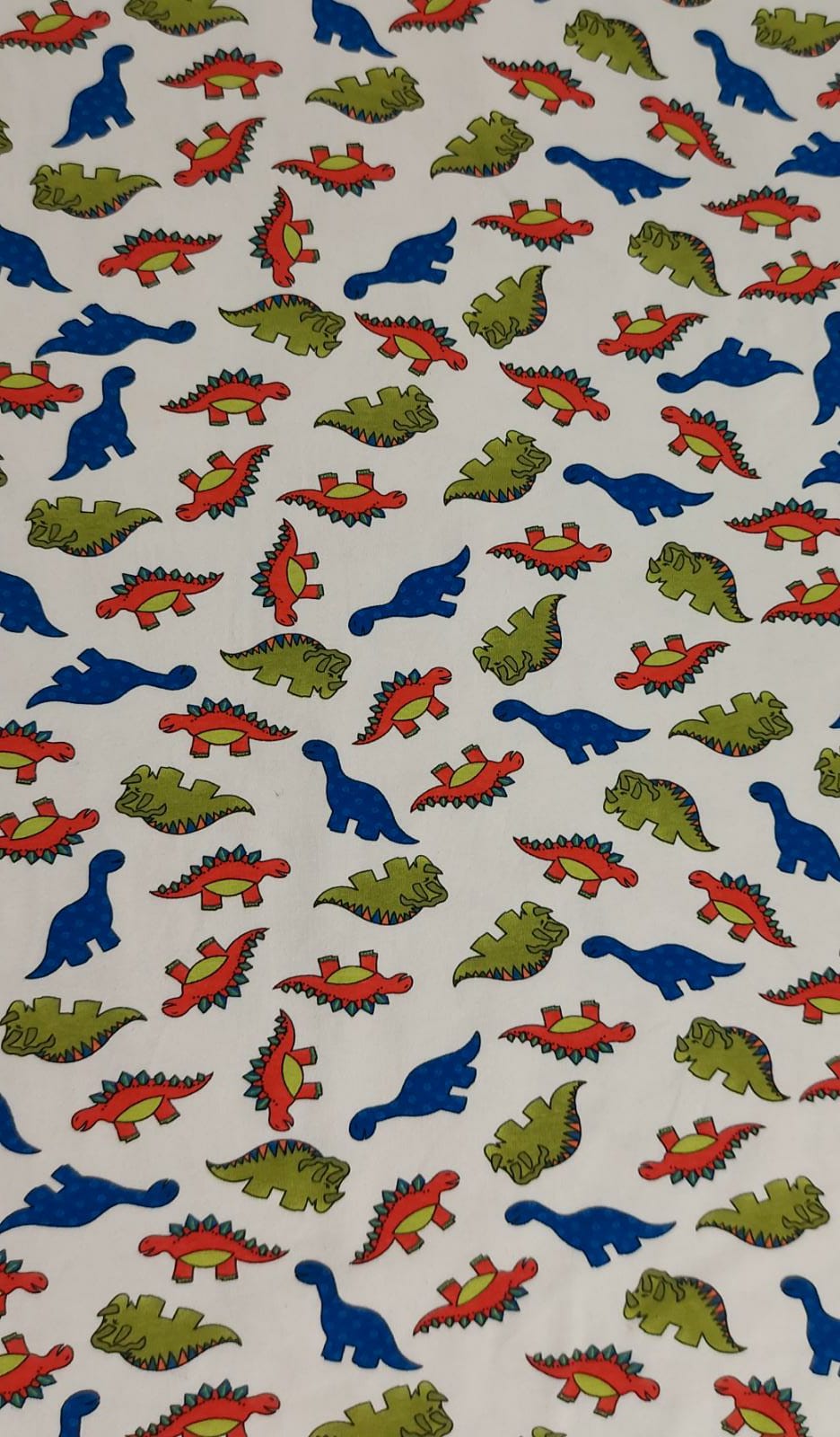 Punto camiseta dinos fondo blanco