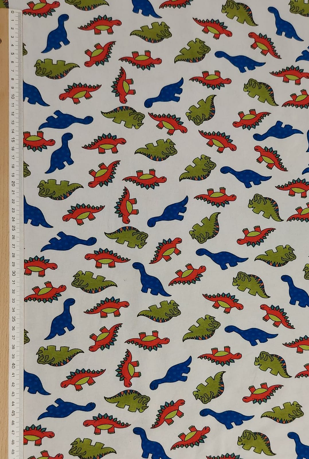 Punto camiseta dinos fondo blanco