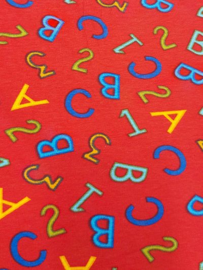 Punto camiseta letras fondo rojo