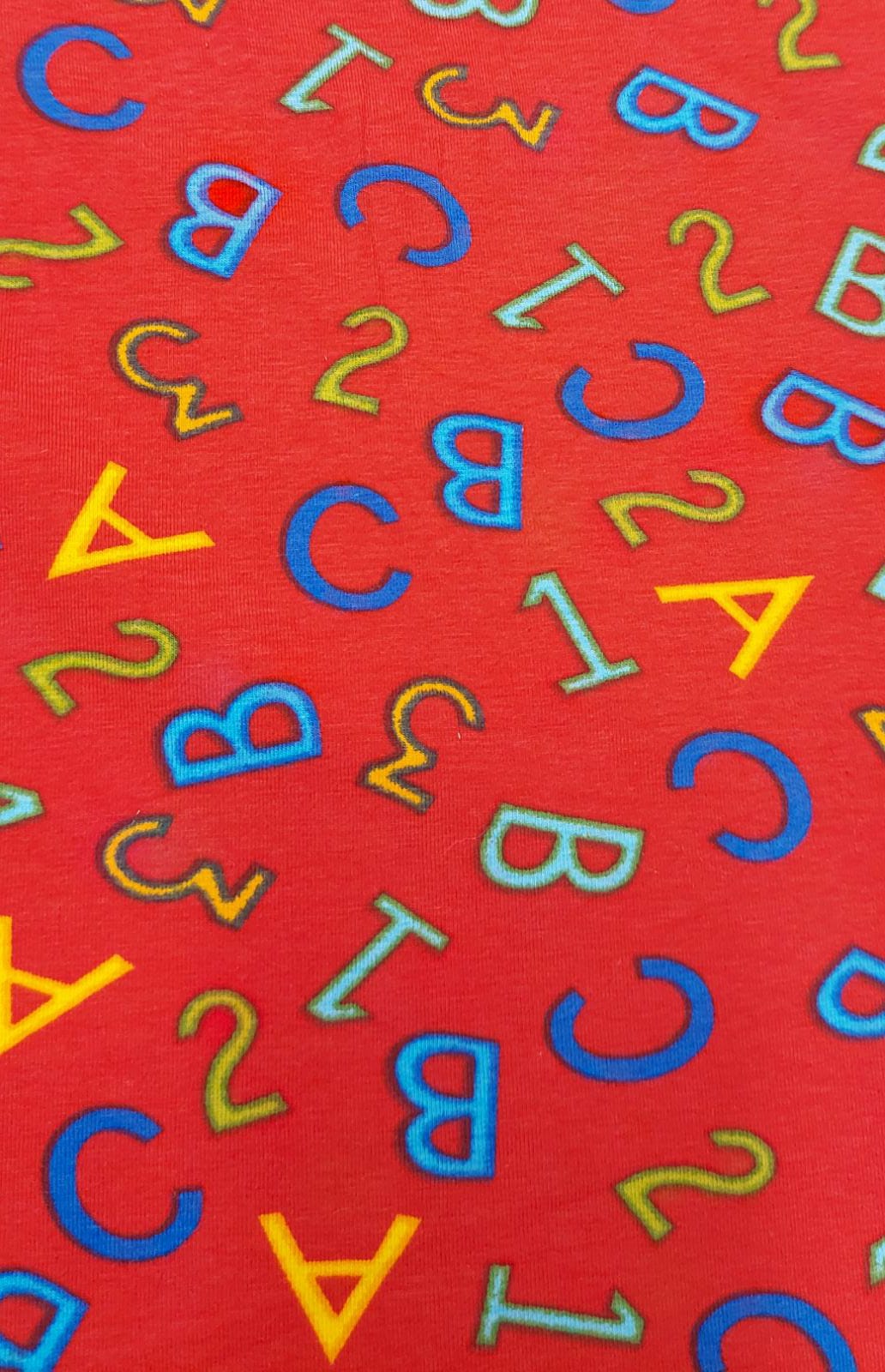 Punto camiseta letras fondo rojo