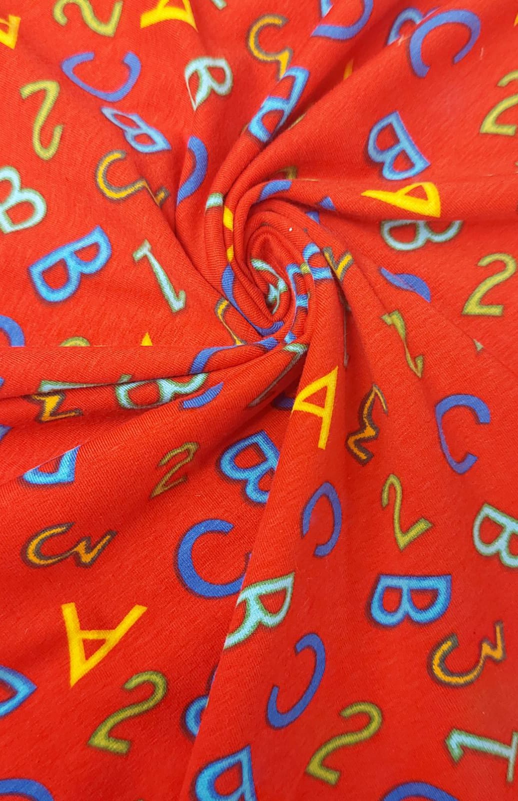 Punto camiseta letras fondo rojo