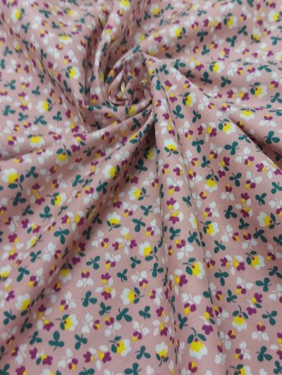 Flores fondo rosa maquillaje