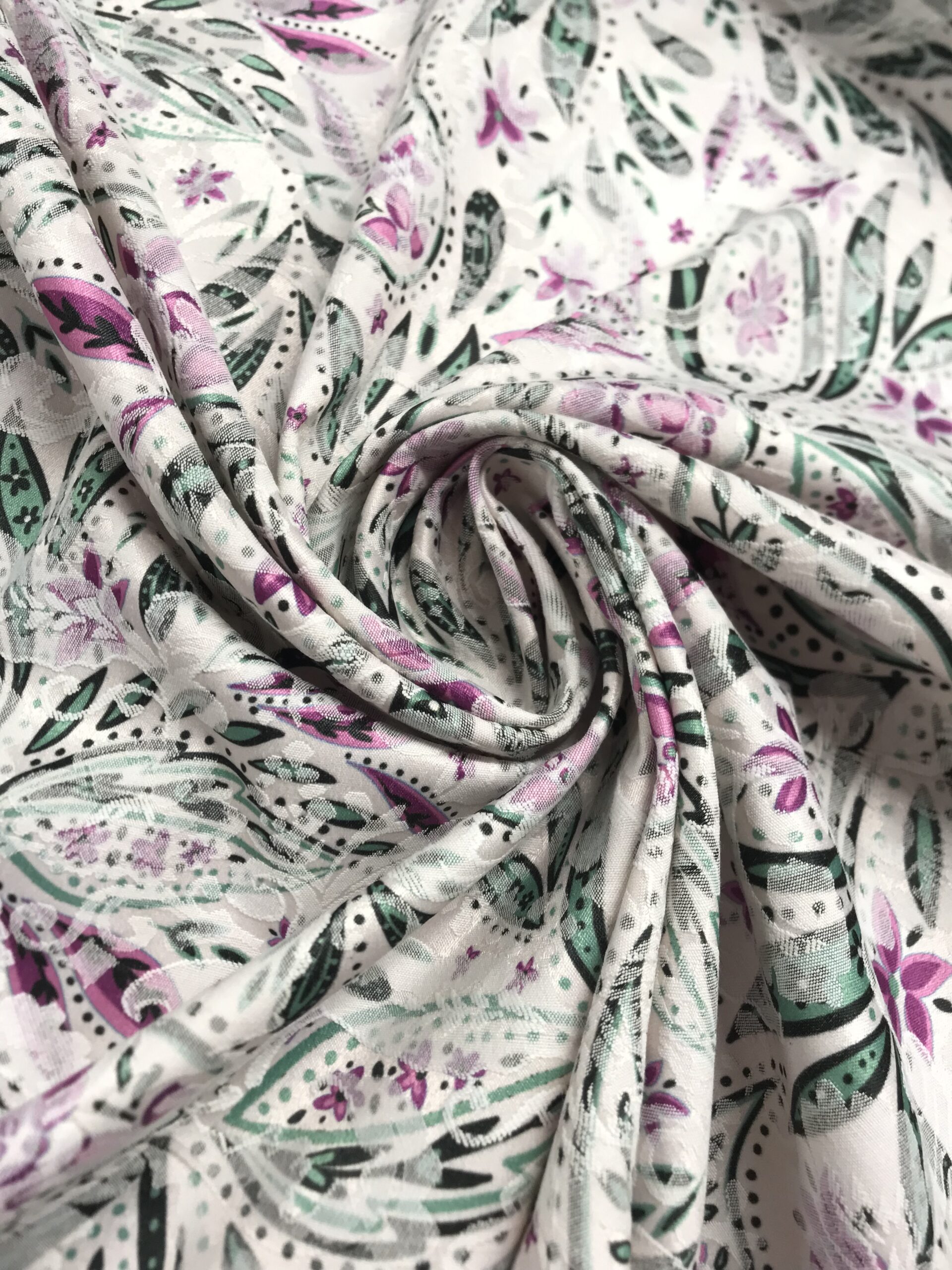 Jacquard estampado hojas malva