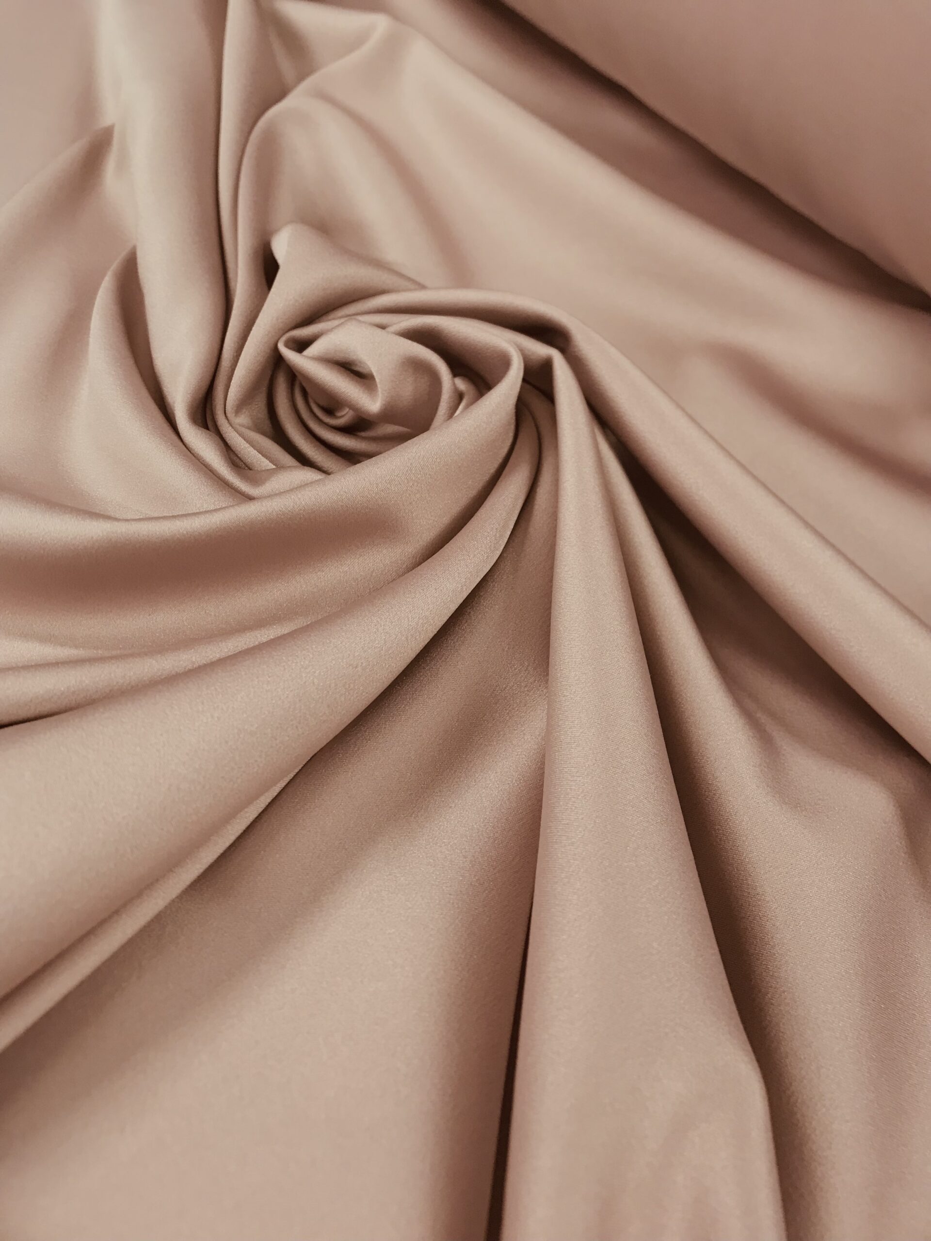 Crepe Satén Venecia maquillaje nude