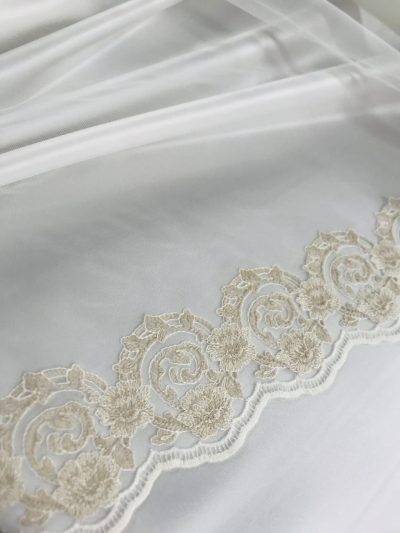 Tul bordado blaco/camel ambas puntas 4**