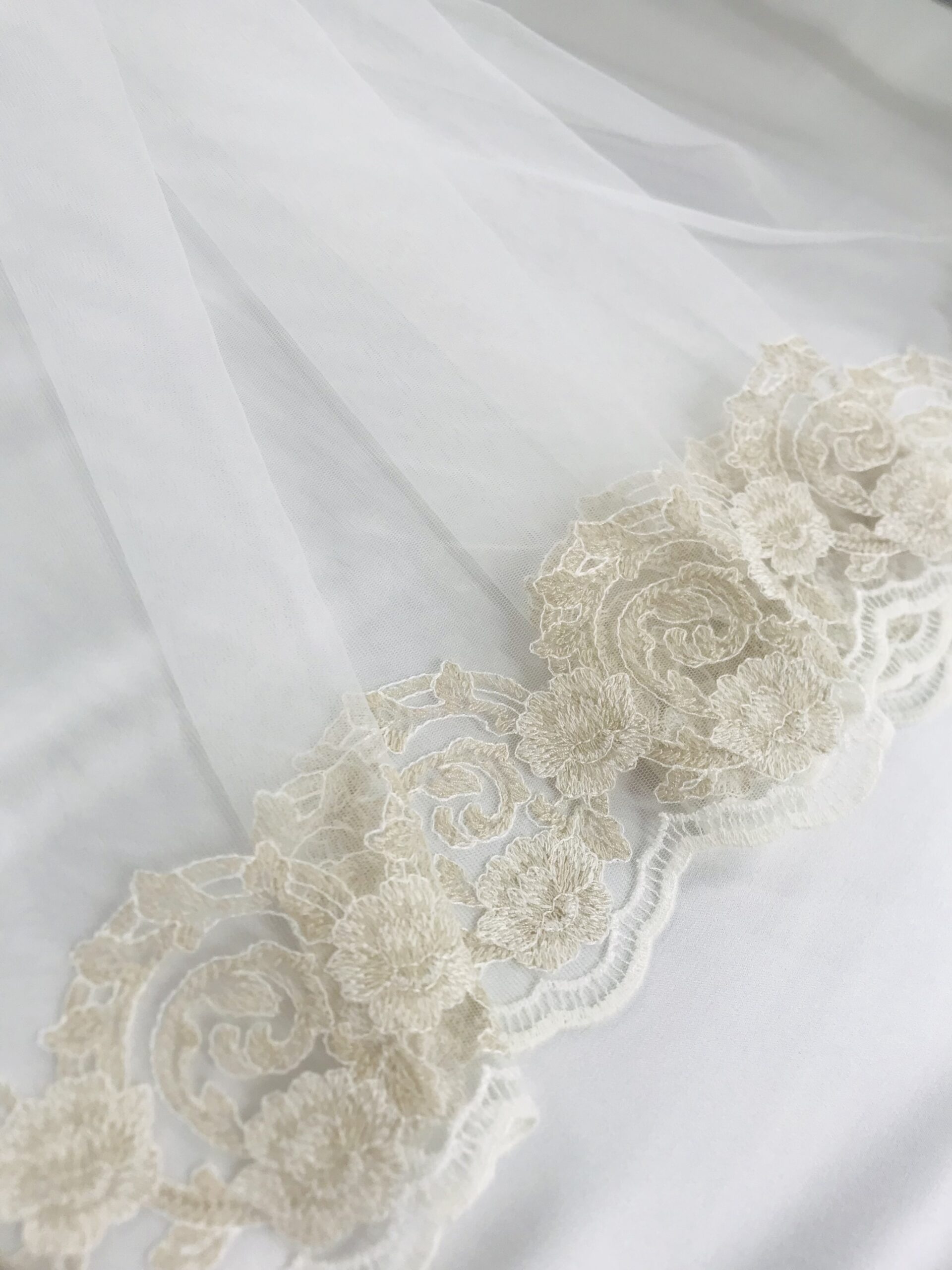 Tul bordado blaco/camel ambas puntas 4**