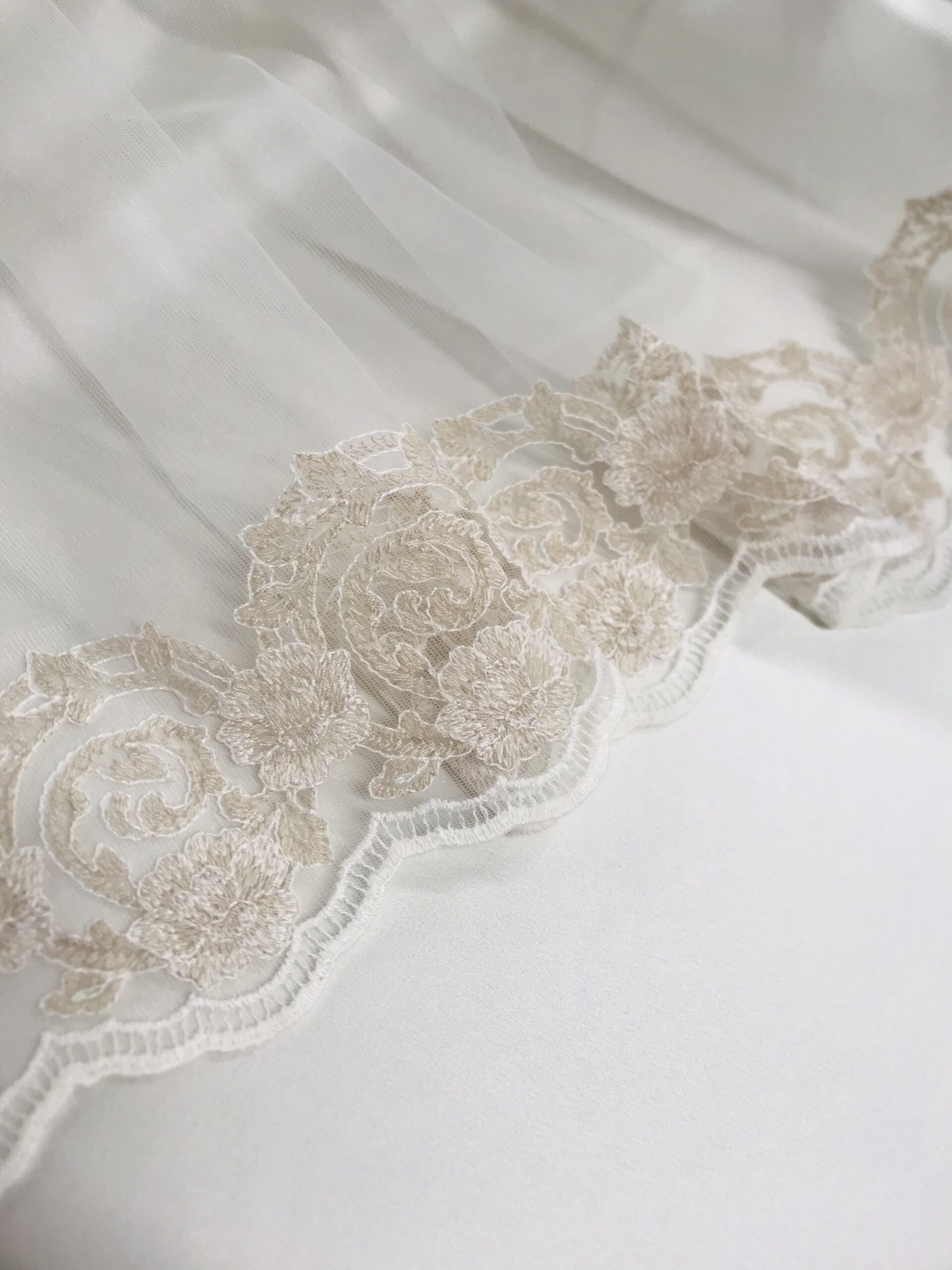 Tul bordado blaco/camel ambas puntas 4**