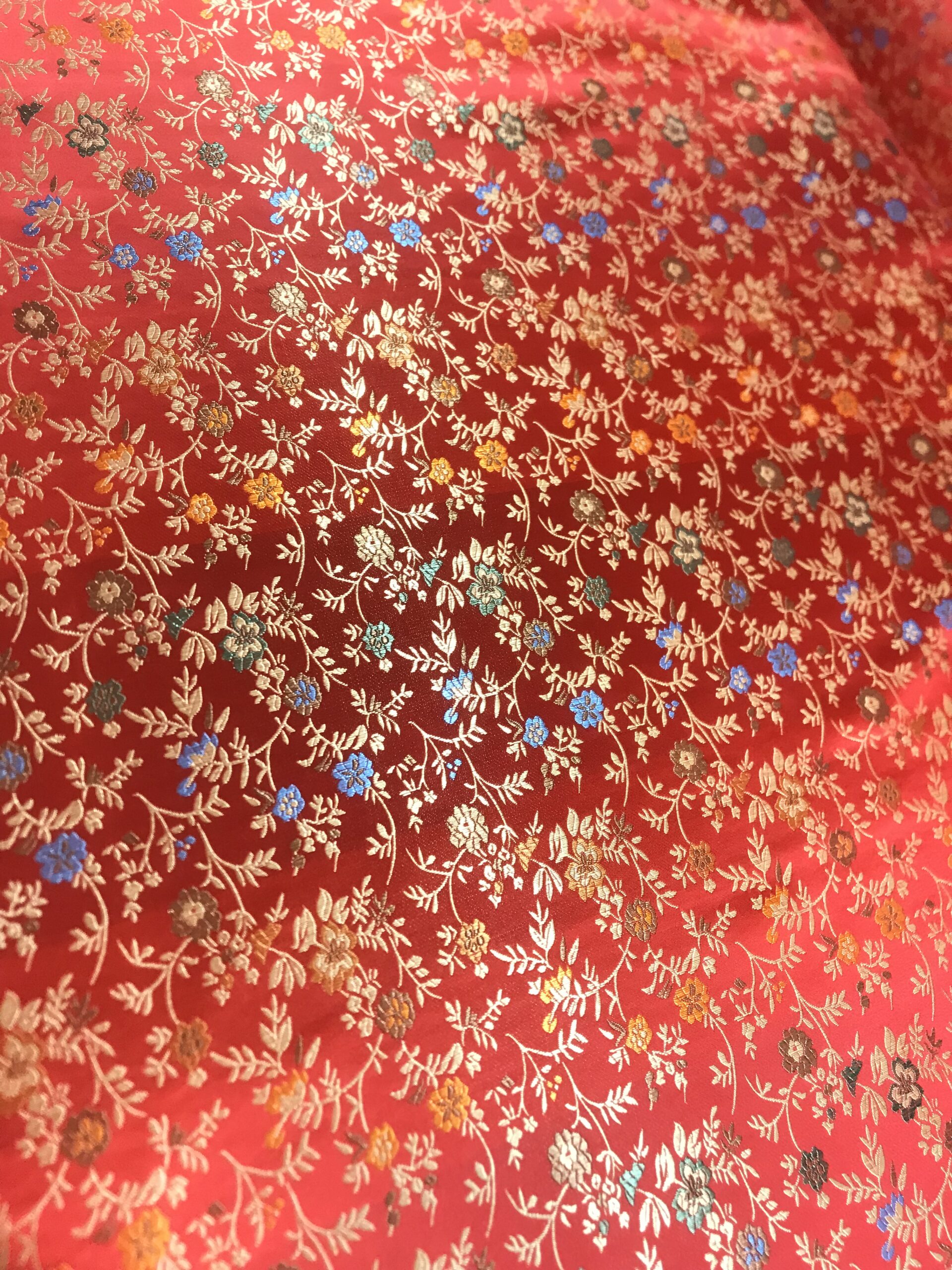 Raso brocado rojo flores