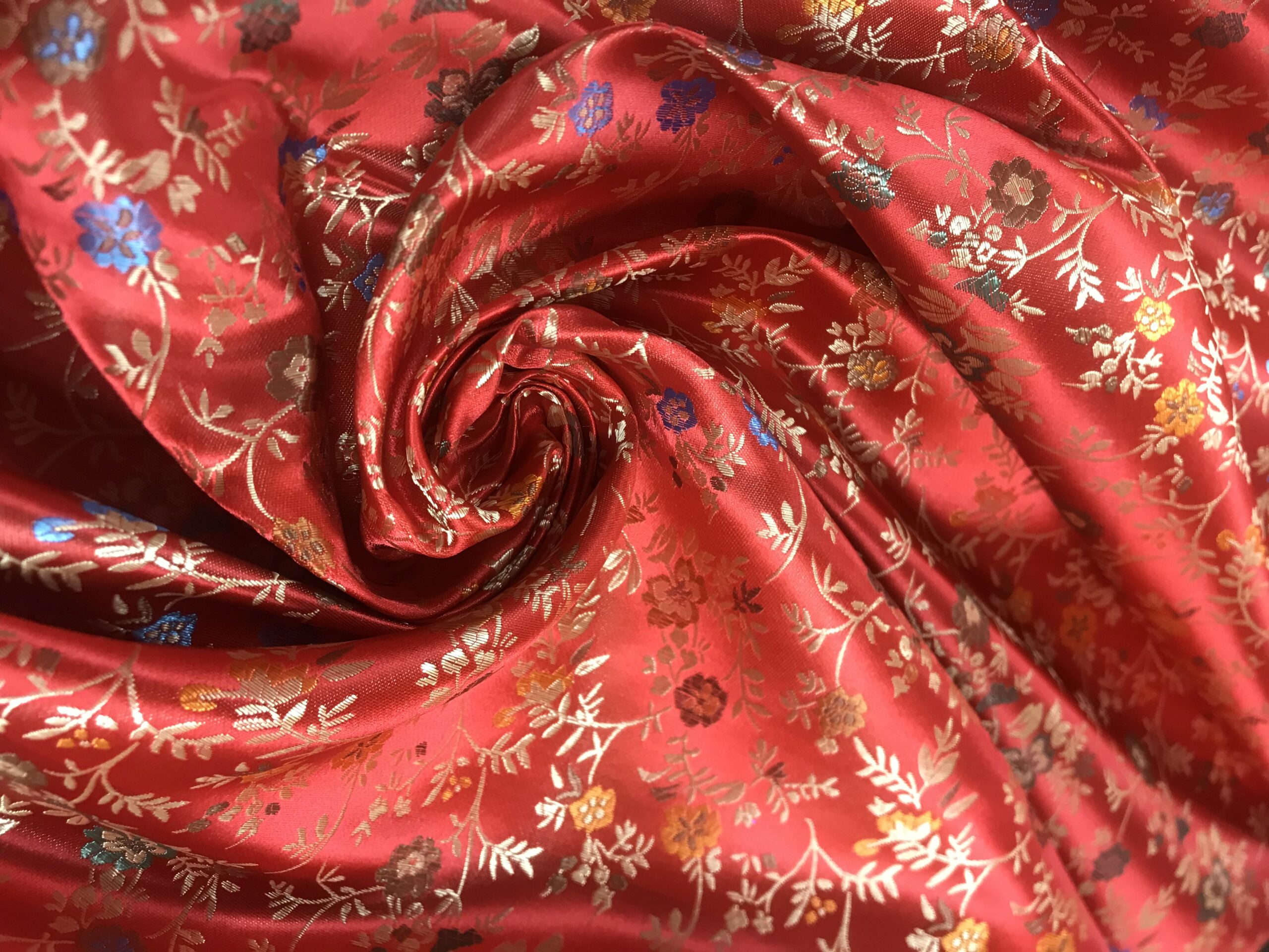Raso brocado rojo flores
