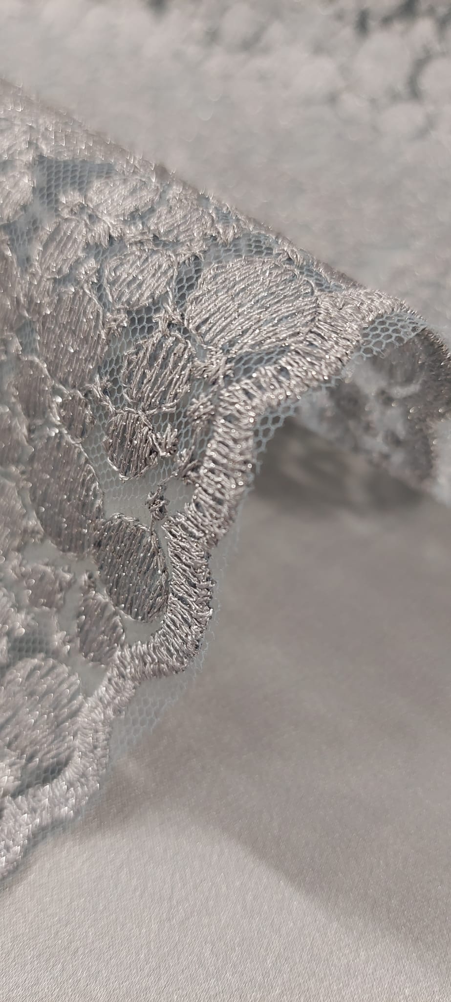 Tul bordado gris plata gotas