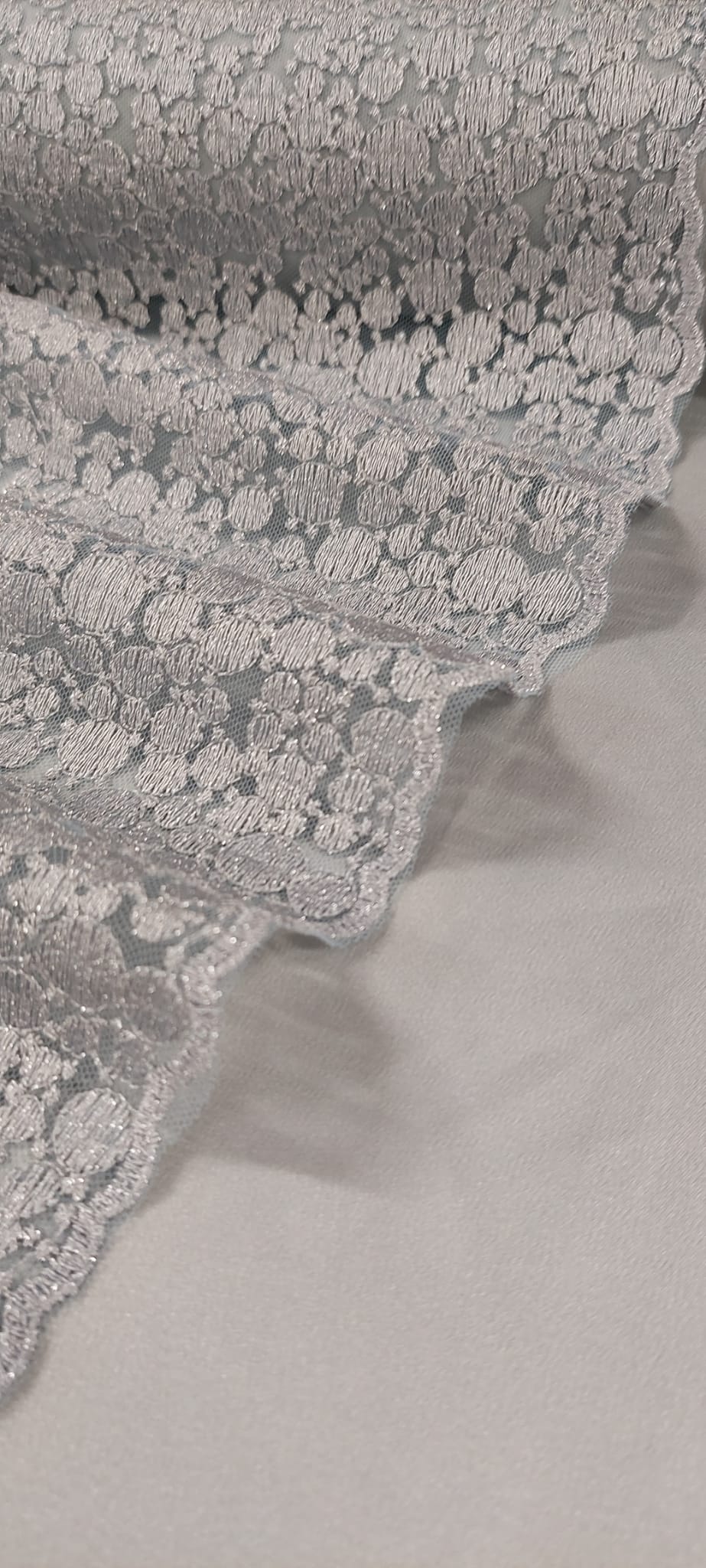 Tul bordado gris plata gotas