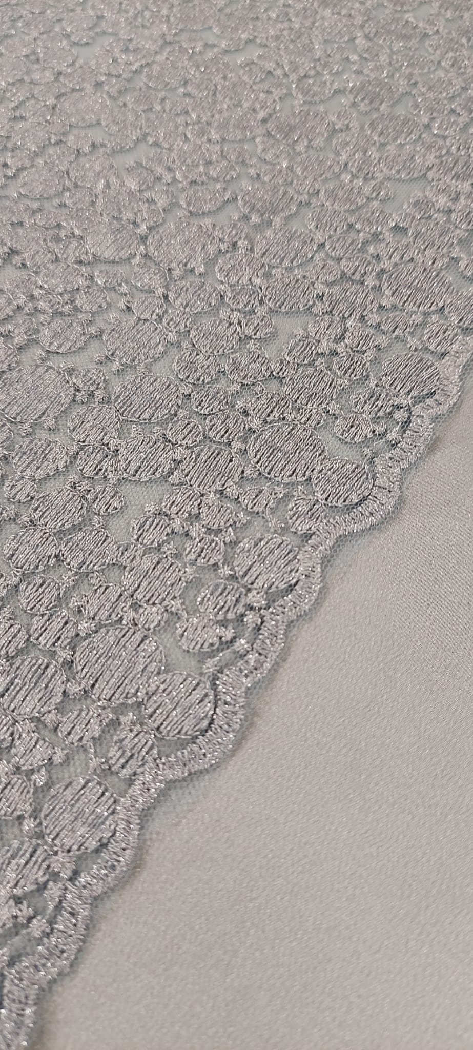 Tul bordado gris plata gotas