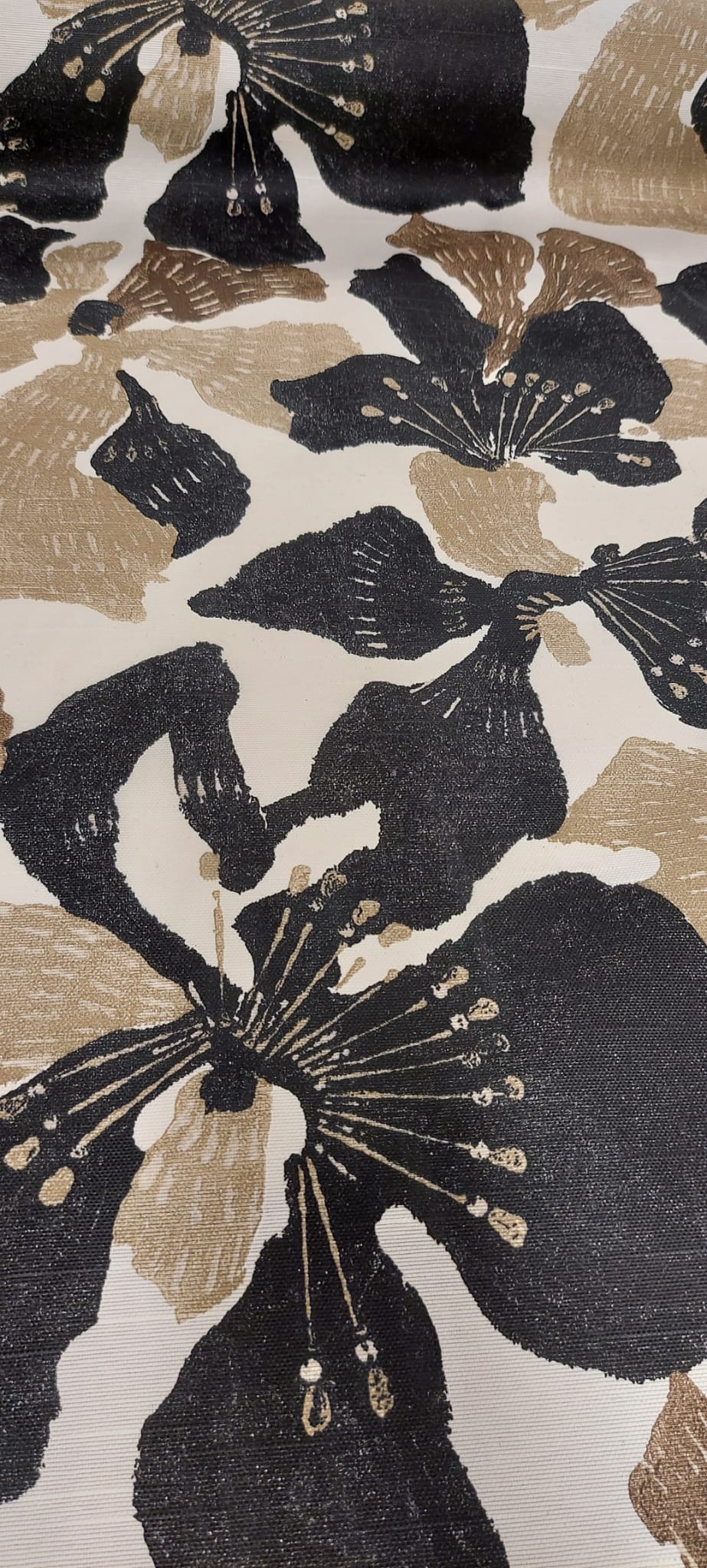 Mantelería Anti-Manchas Resinada flor negra/marrón