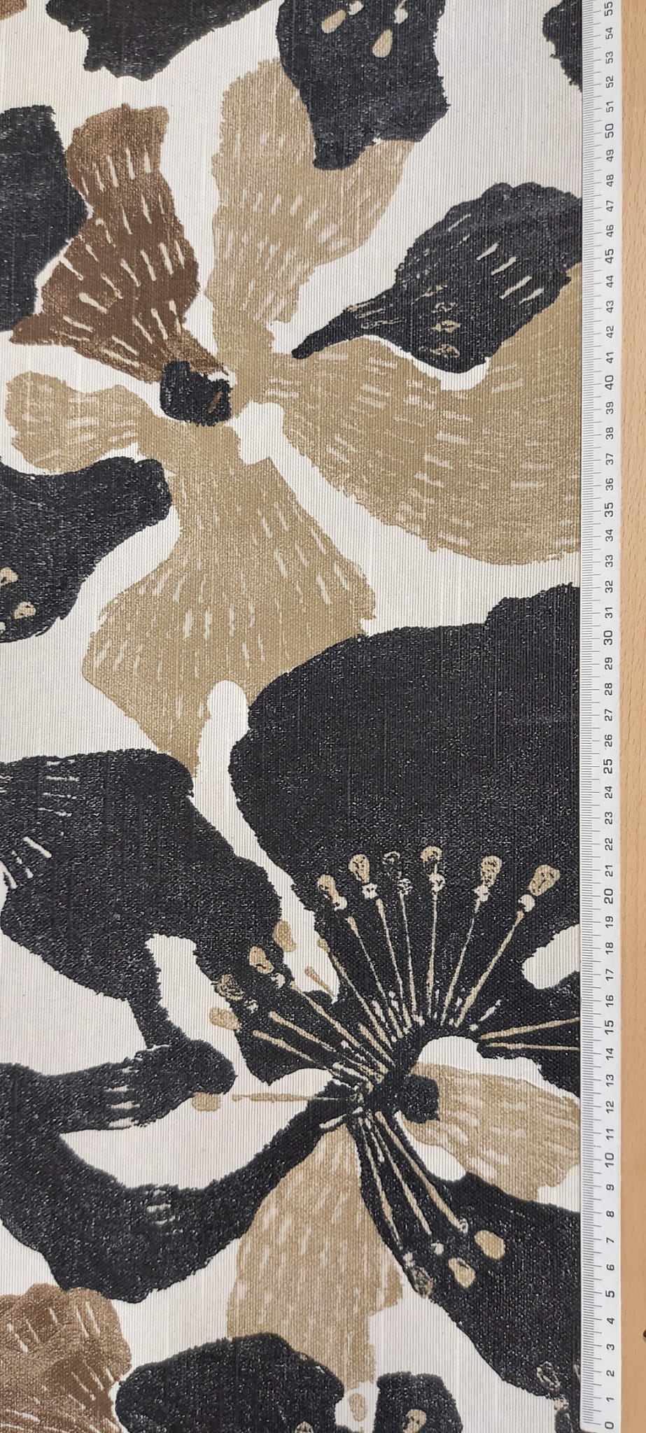 Mantelería Anti-Manchas Resinada flor negra/marrón