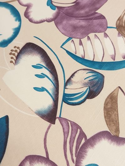 Mantelería Anti-Manchas Resinada beige flor morada/petróleo