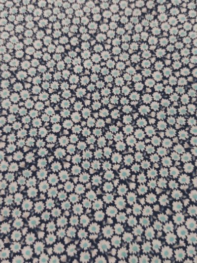 Margaritas algodón fondo azul marino