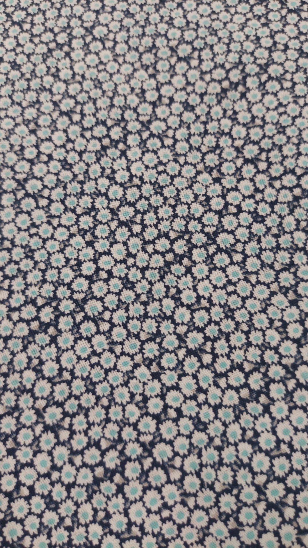 Margaritas algodón fondo azul marino