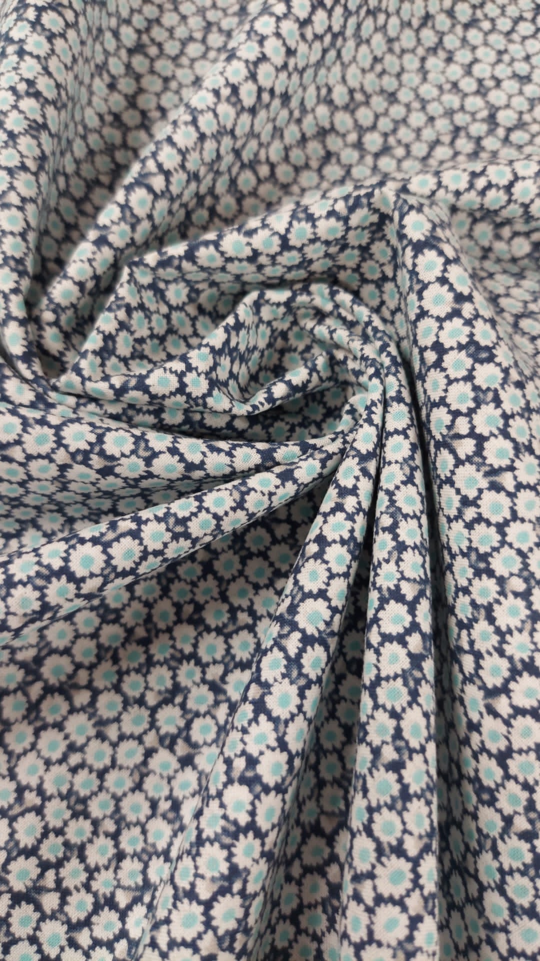 Margaritas algodón fondo azul marino