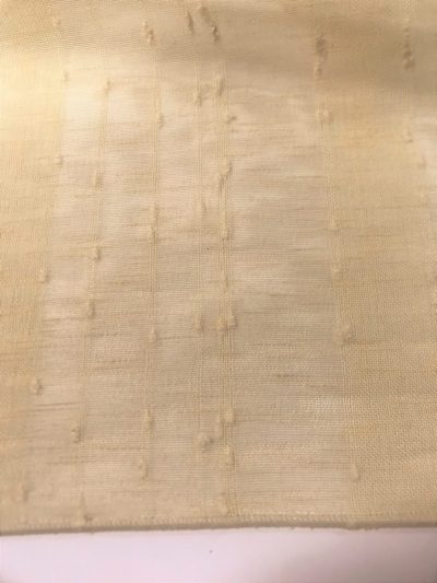 Visillo con nudos crema