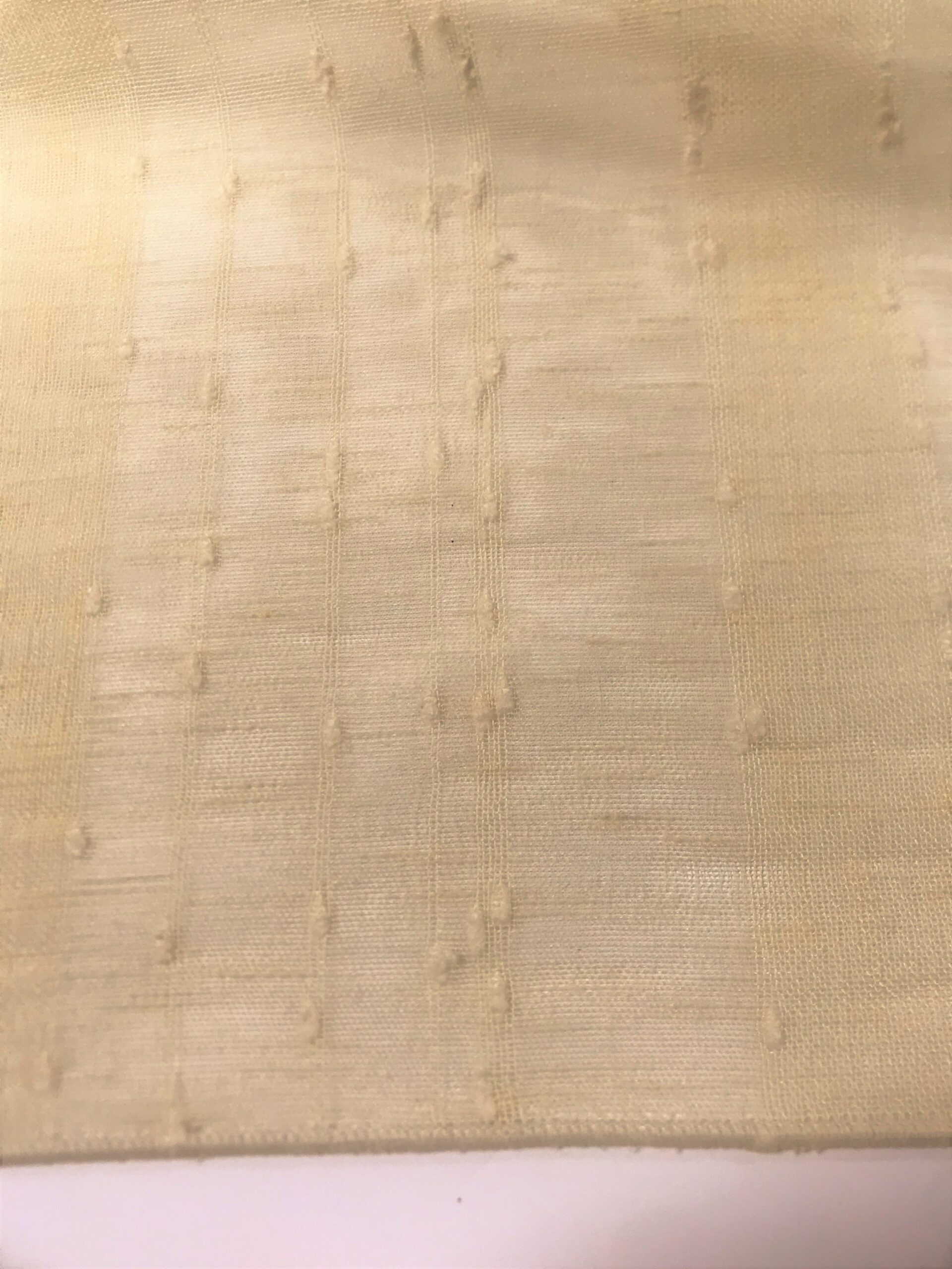 Visillo con nudos crema