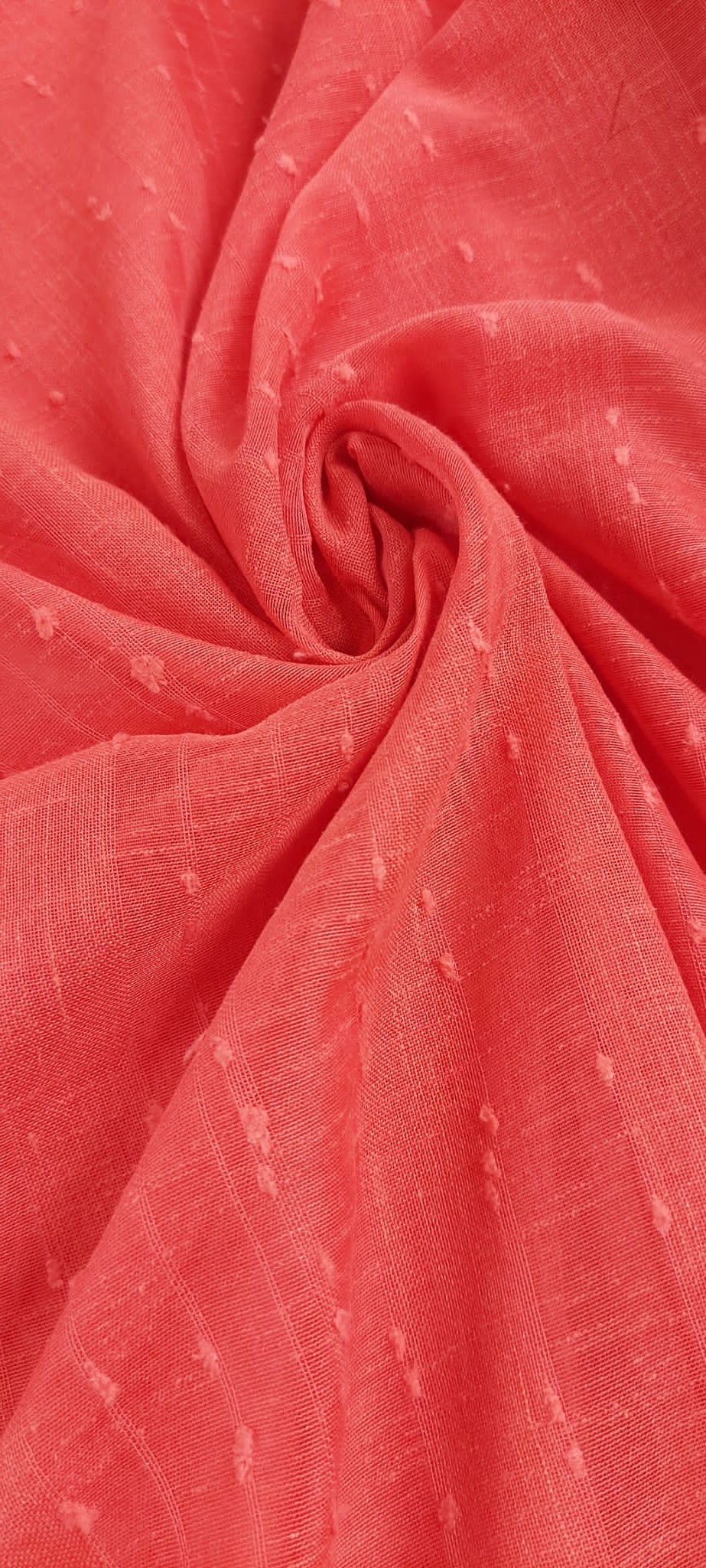 Visillo con nudos rojo