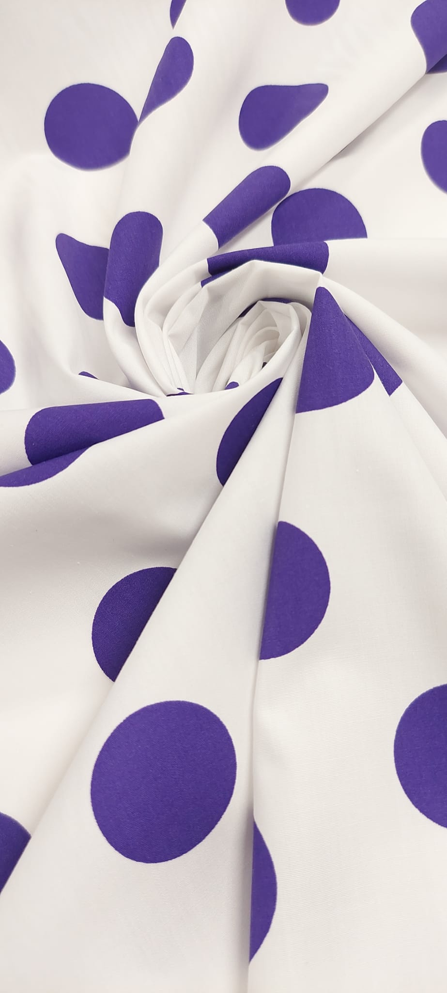 Popelín flamenca blanco lunar morado