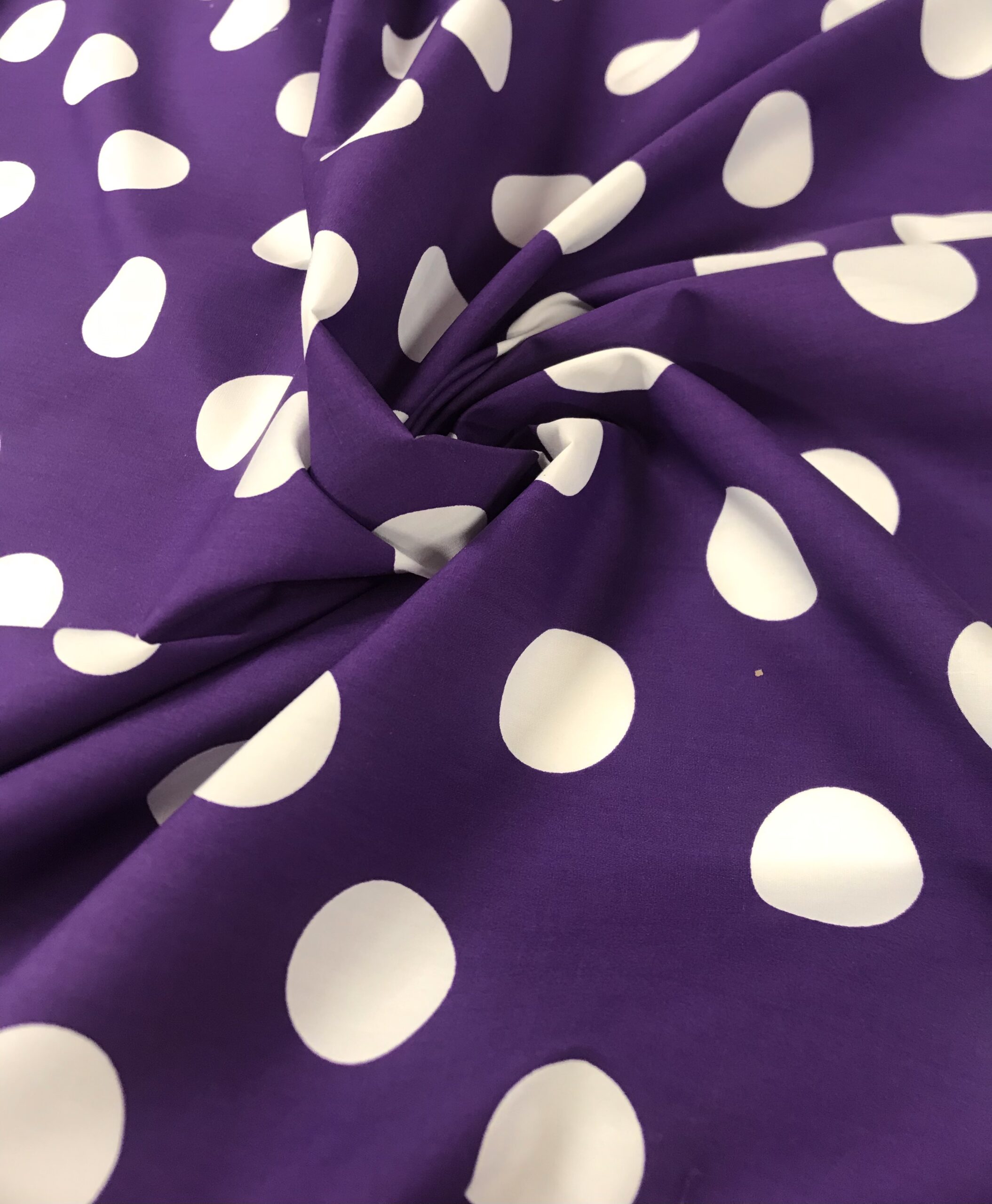 Popelín flamenca morado lunar blanco