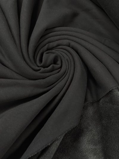 Punto negro pelito largo