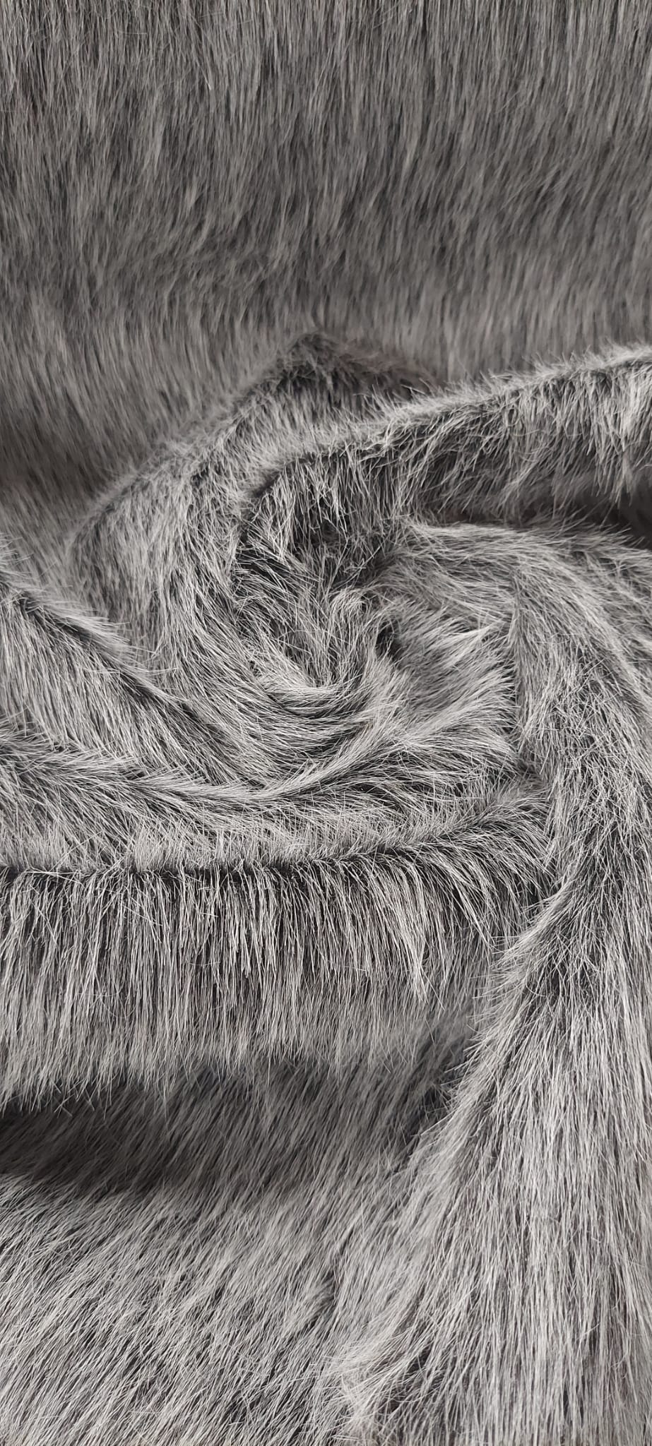 Pelo gris largo bicolor