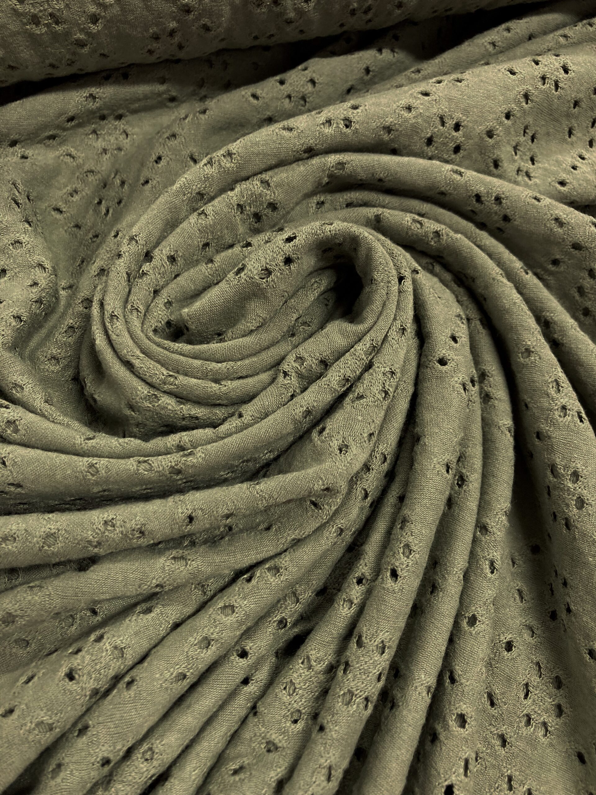 Punto perforado verde caqui