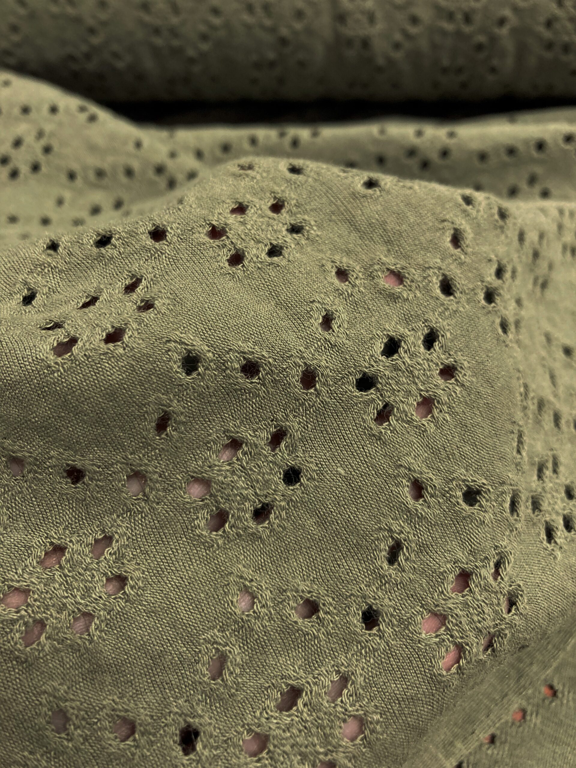 Punto perforado verde caqui