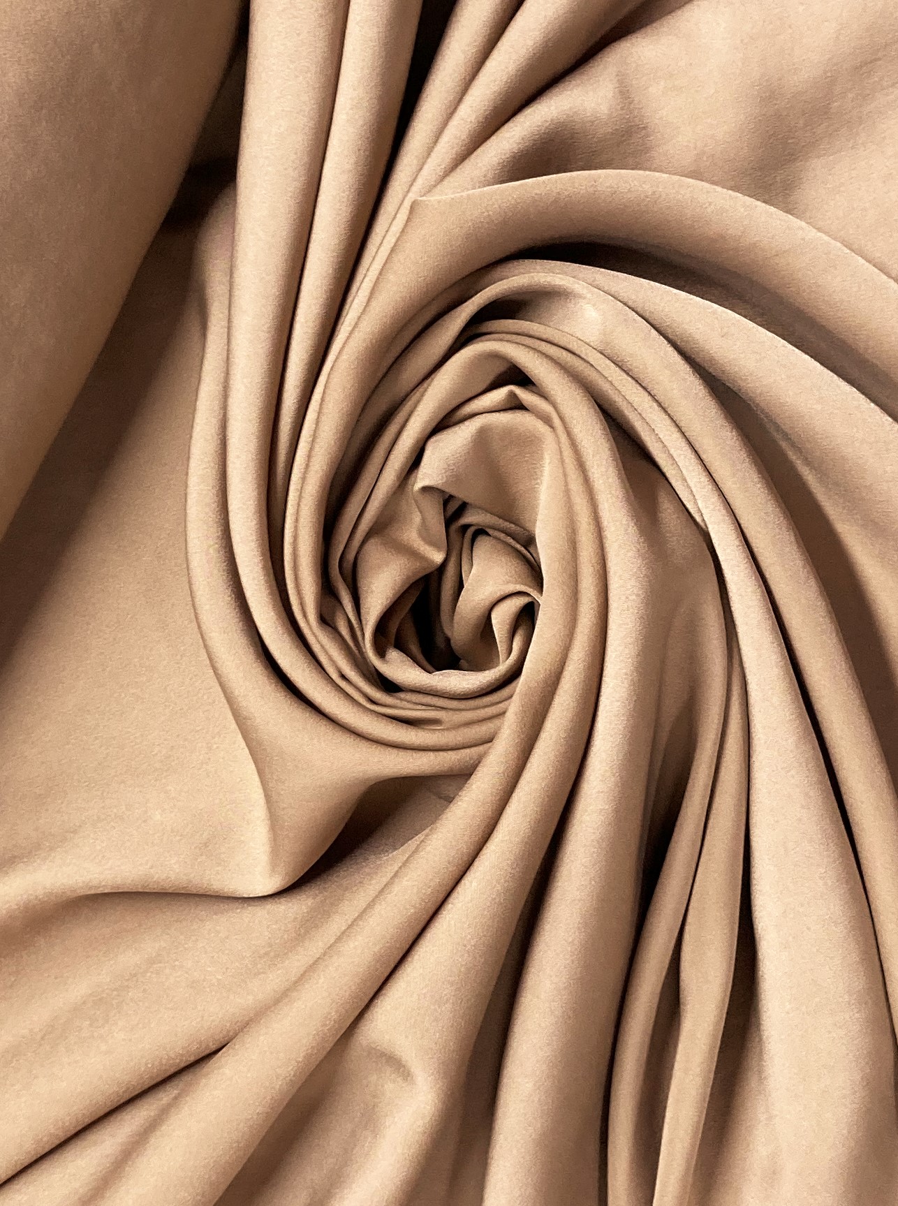 Satén fluido liso camel-