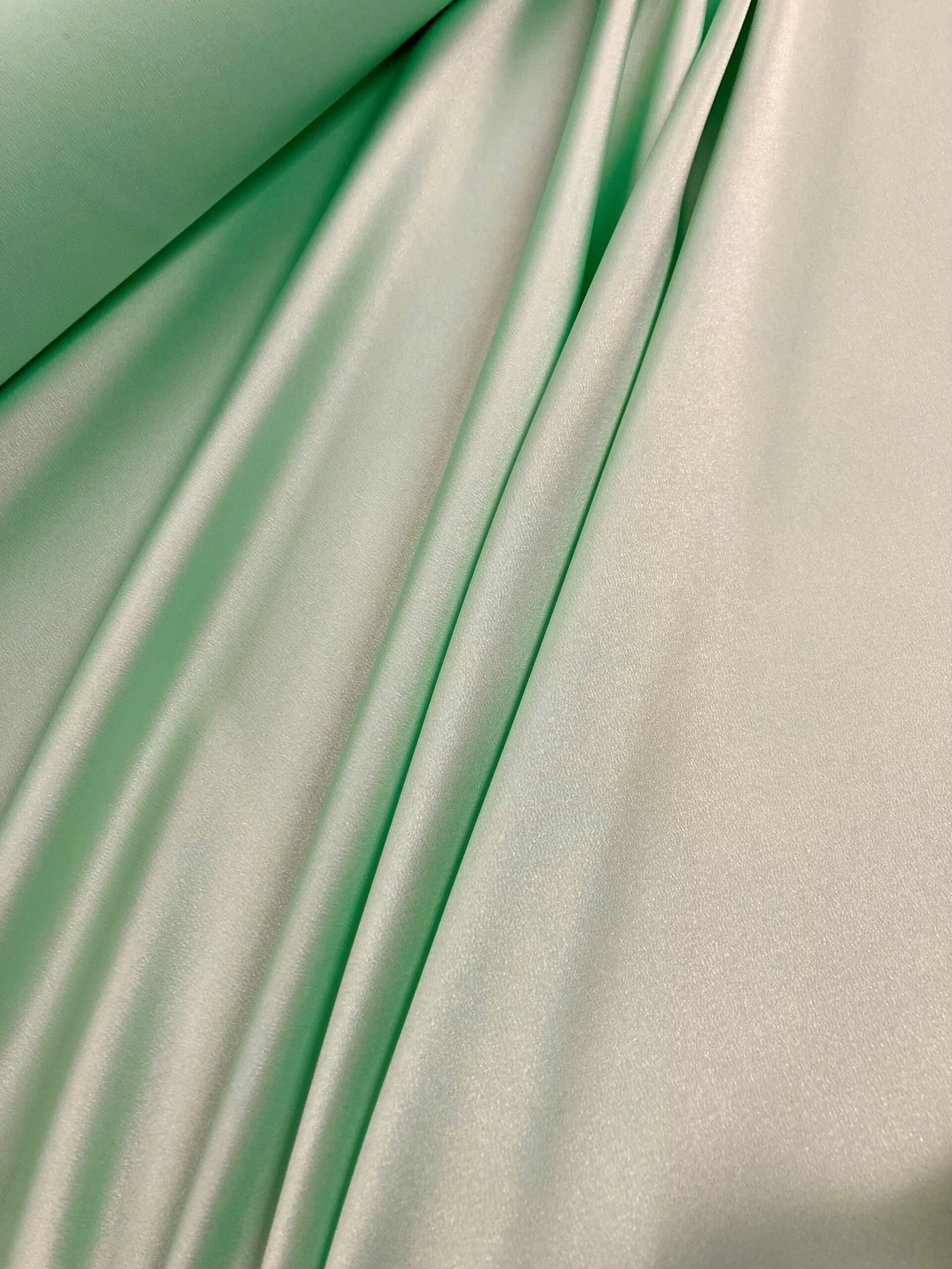 Crepe Satén Venecia manzana claro