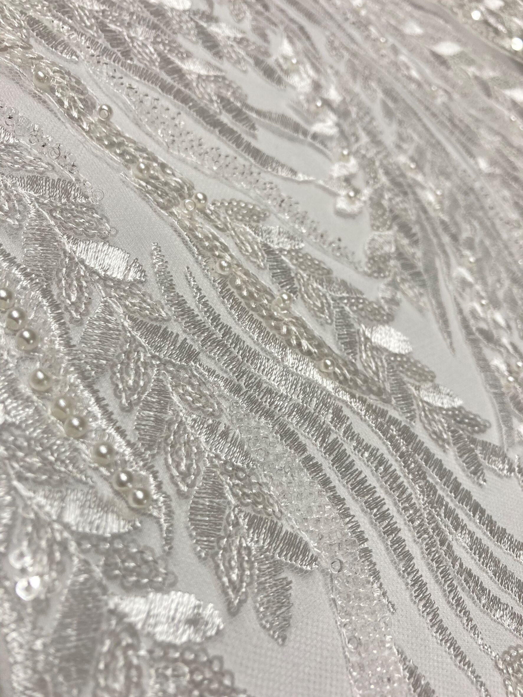 Tul bordado con pedrería blanco ramas