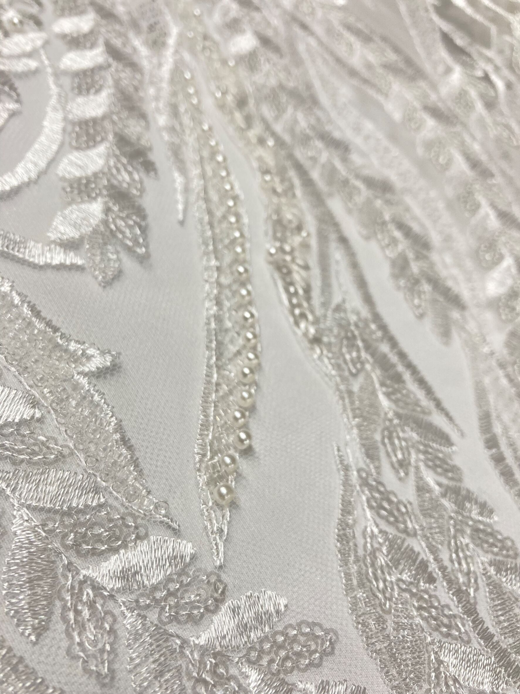 Tul bordado con pedrería blanco ramas