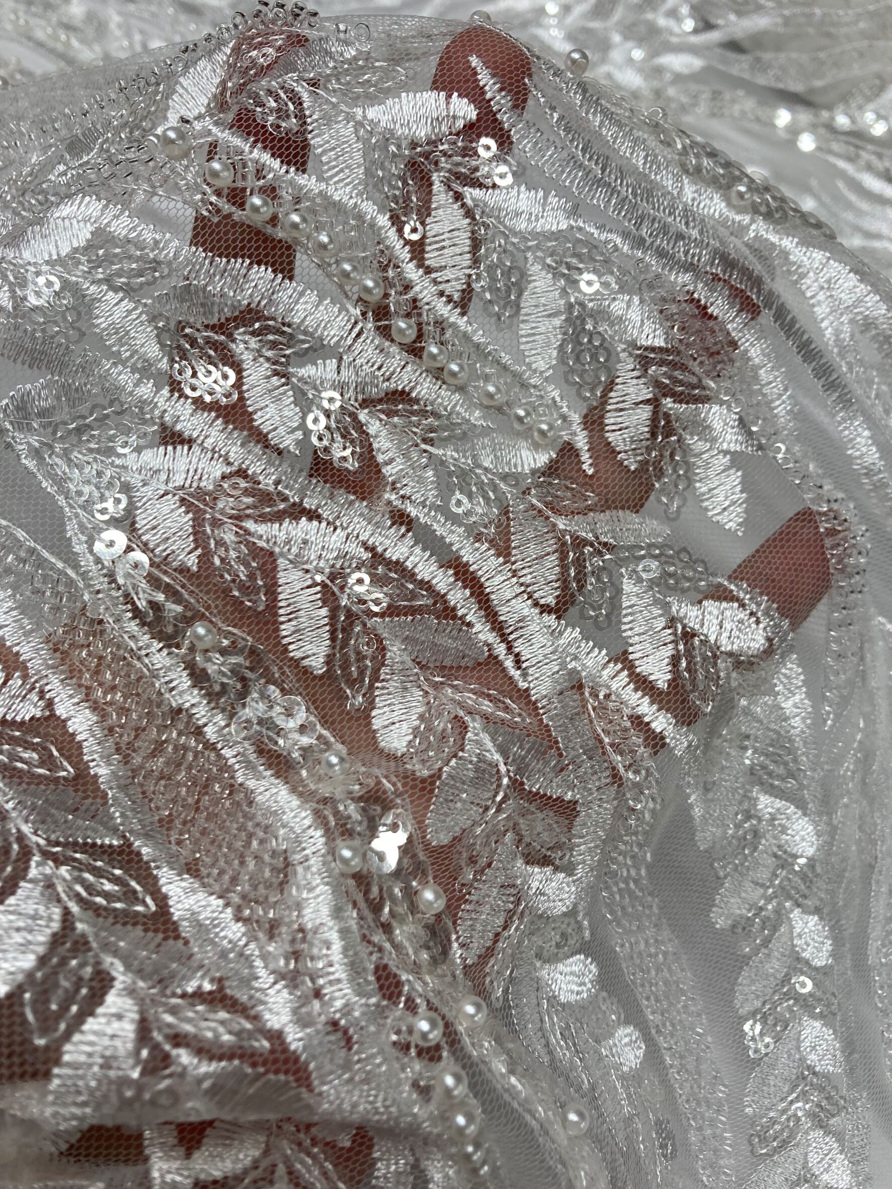 Tul bordado con pedrería blanco ramas