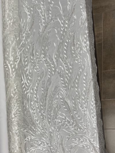 Tul bordado con pedrería blanco ramas