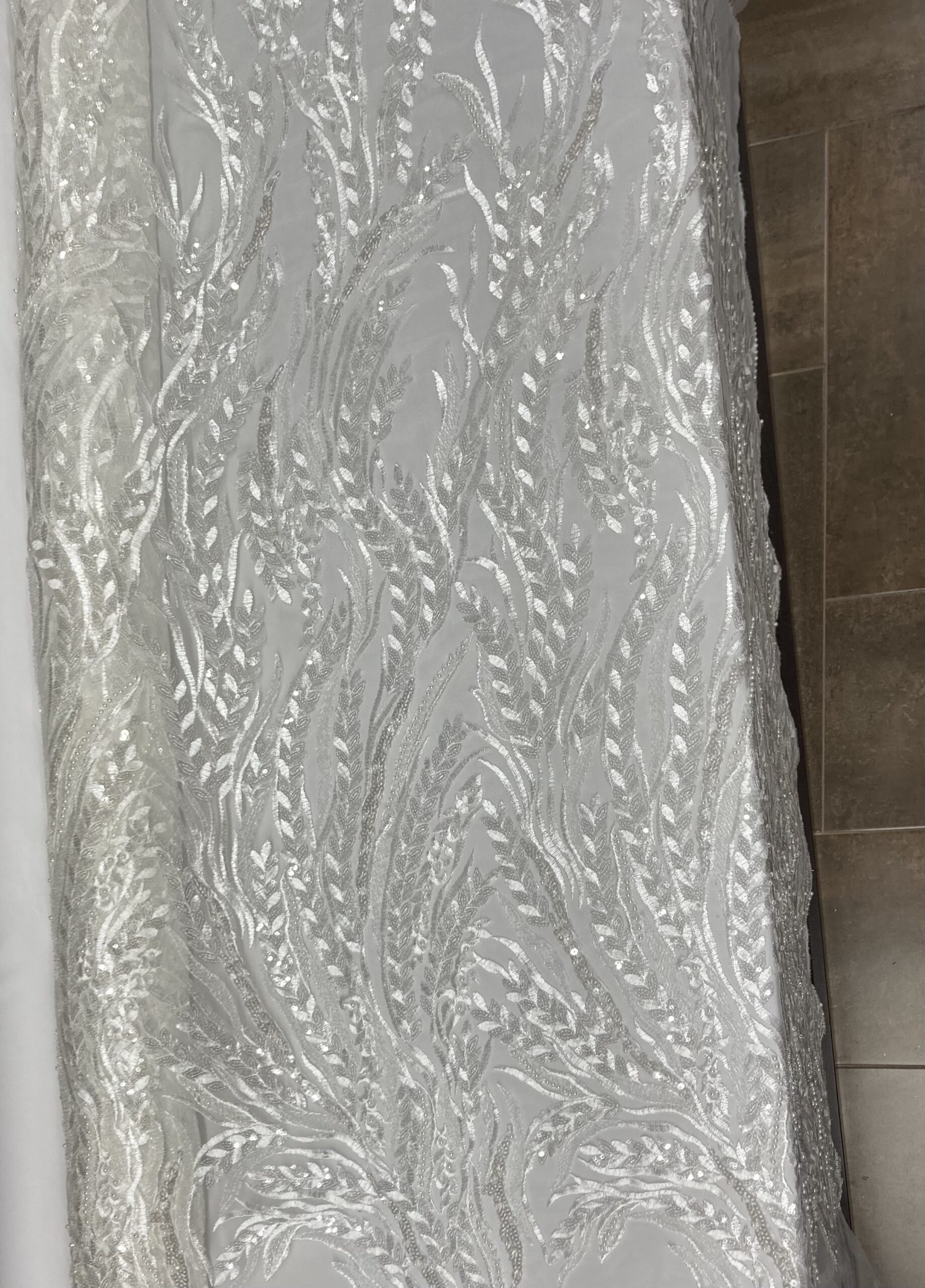 Tul bordado con pedrería blanco ramas