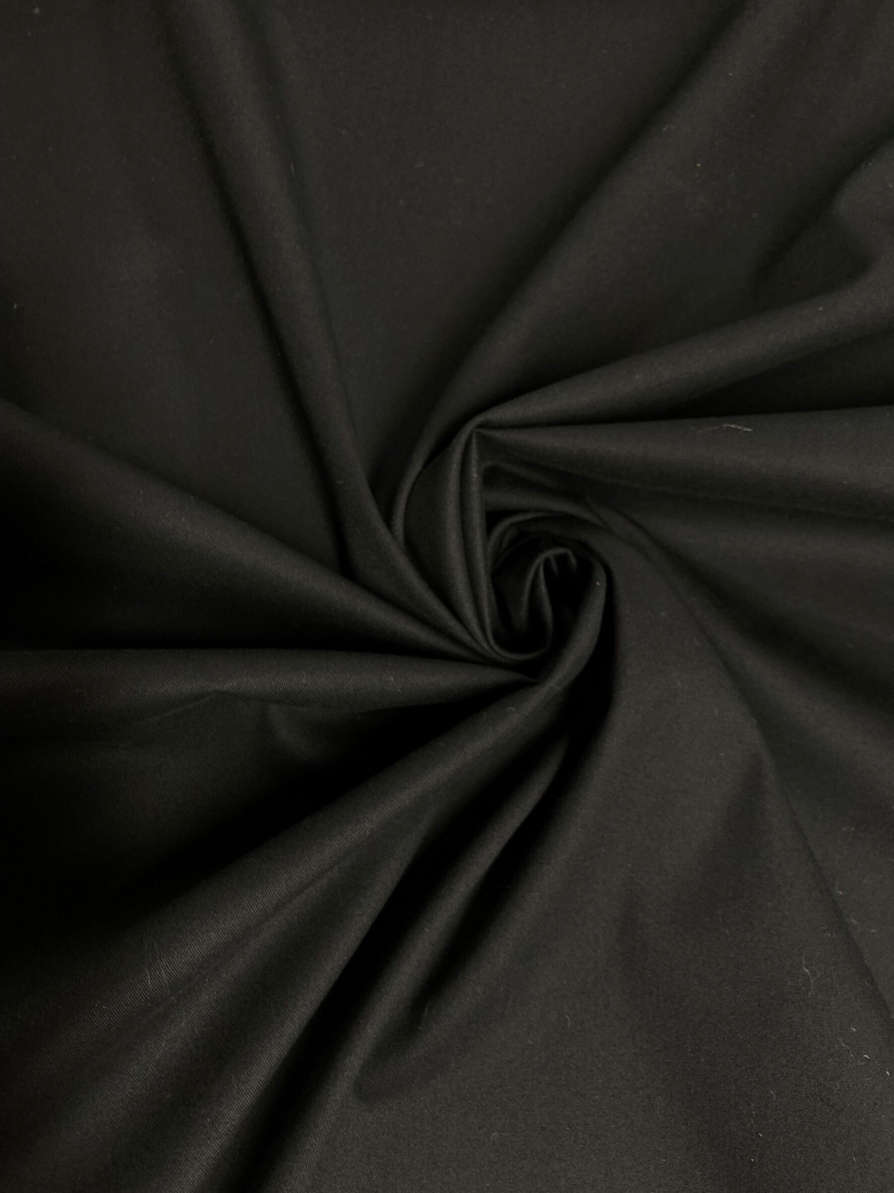 Gabardina negra elástica