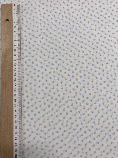 Corazones celeste fundo blanco