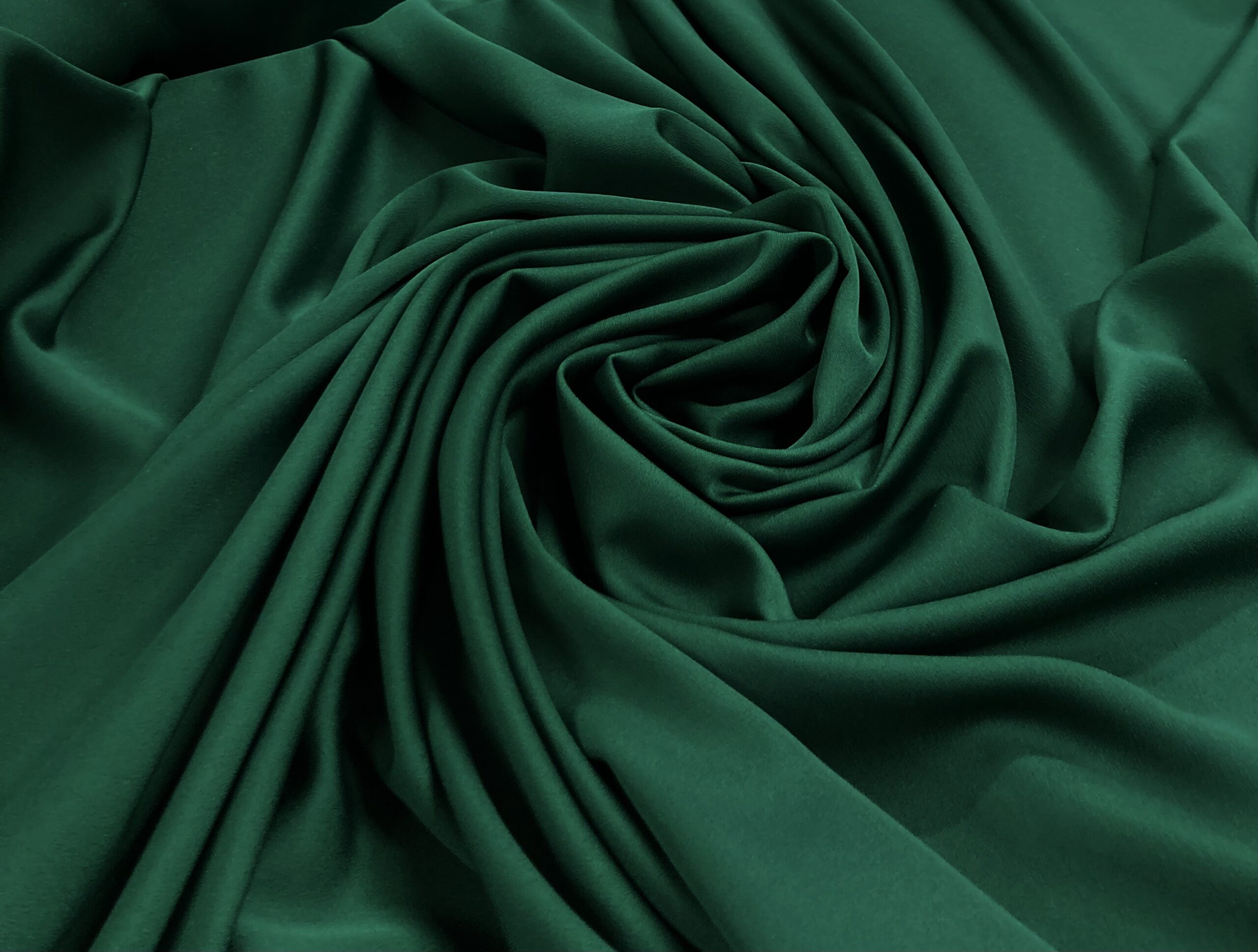 Crepe Satén fluido liso verde botella