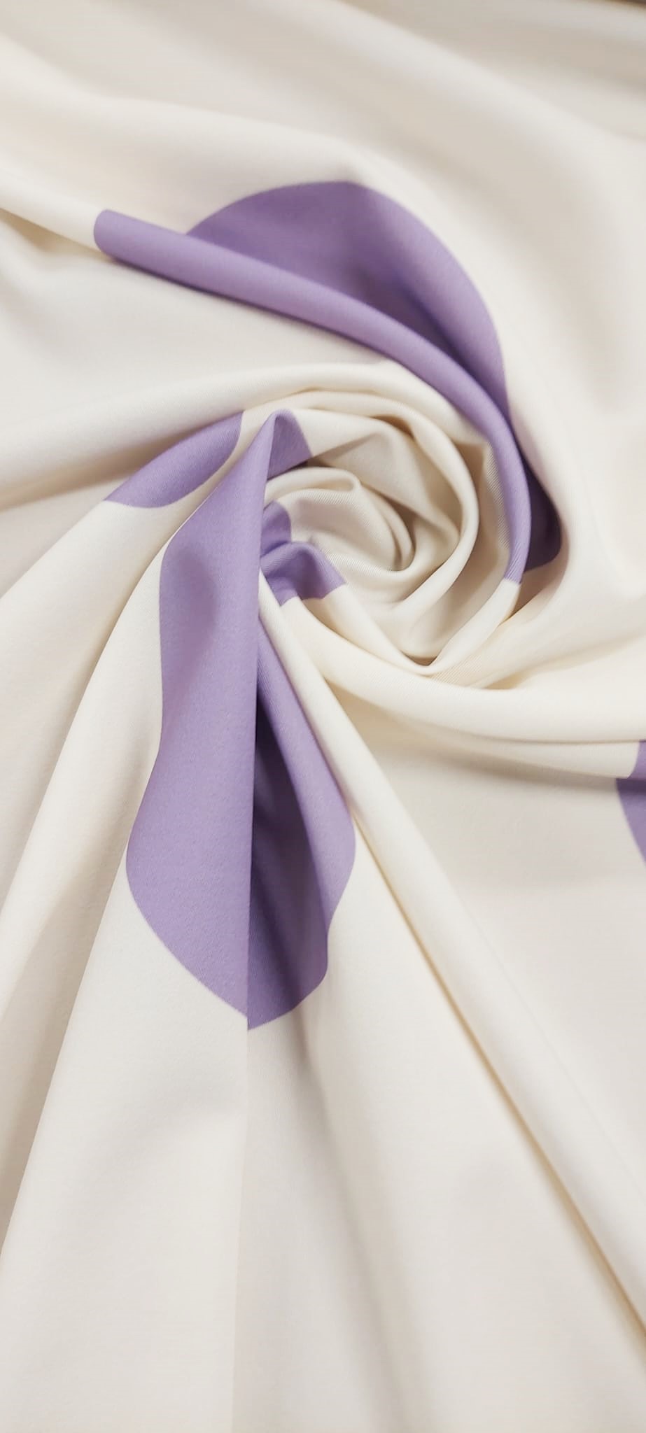 Bielástico gabardina crudo lunar malva G.*