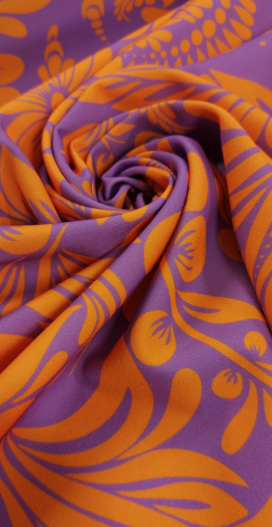 Bielástico gabardina malva flores naranja