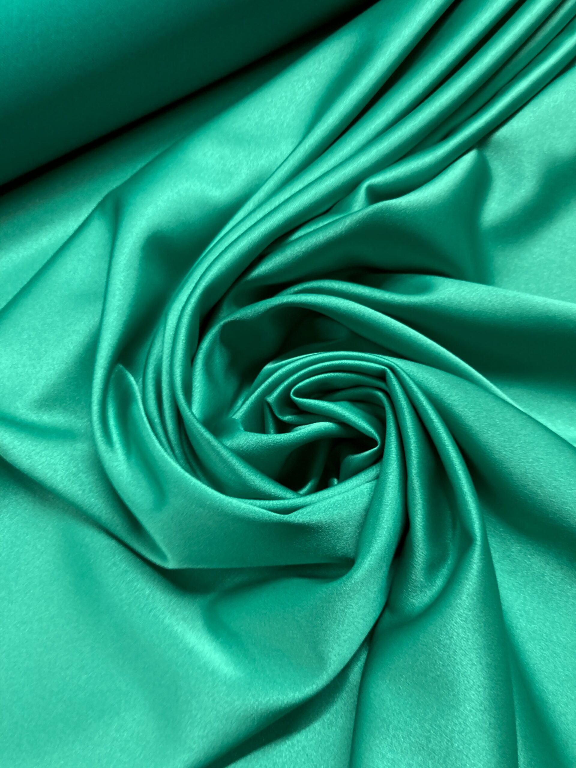 Crepe Satén Venecia Verde Esmeralda