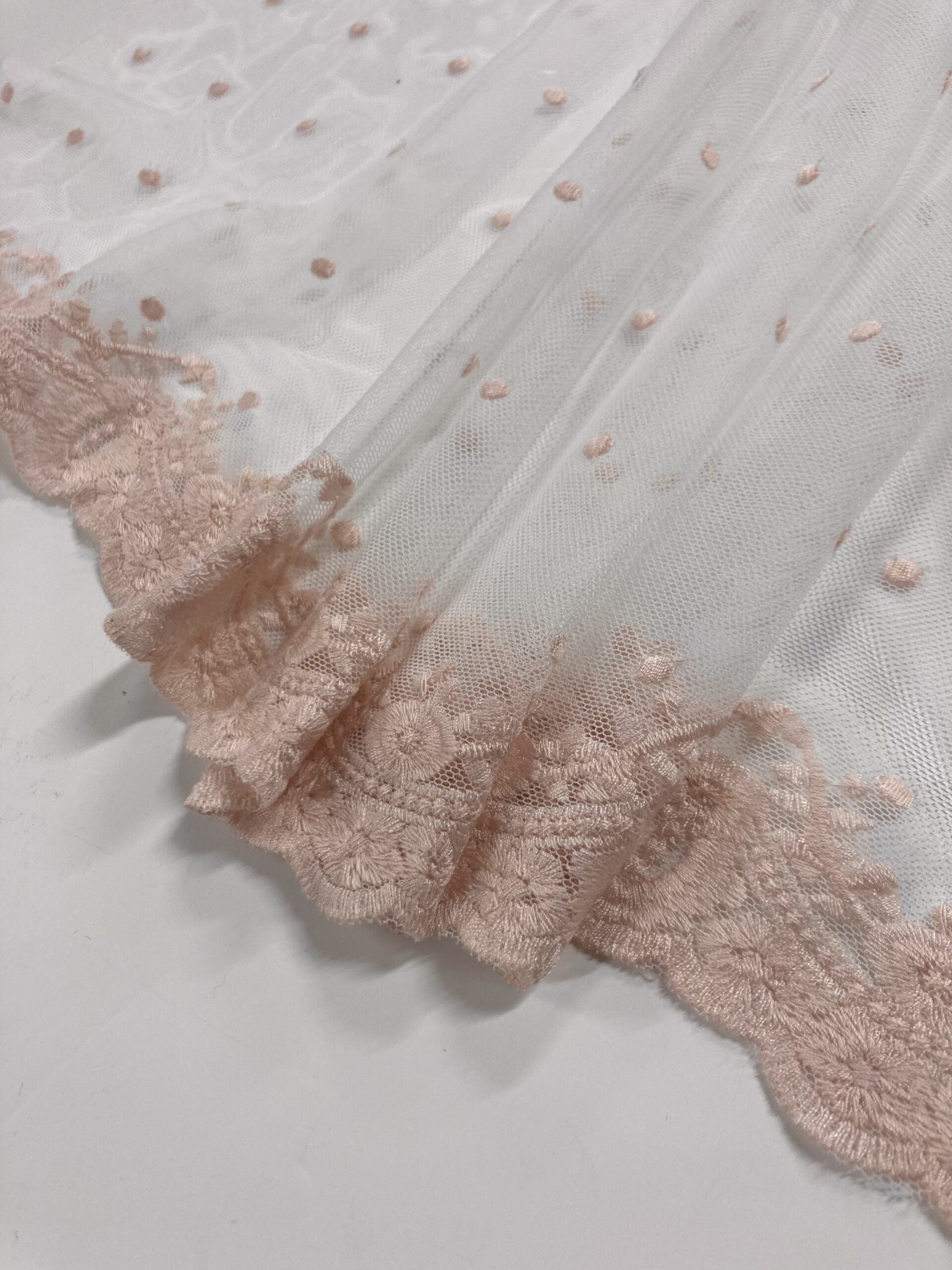 Tul bordado Vruas blanco/salmón**